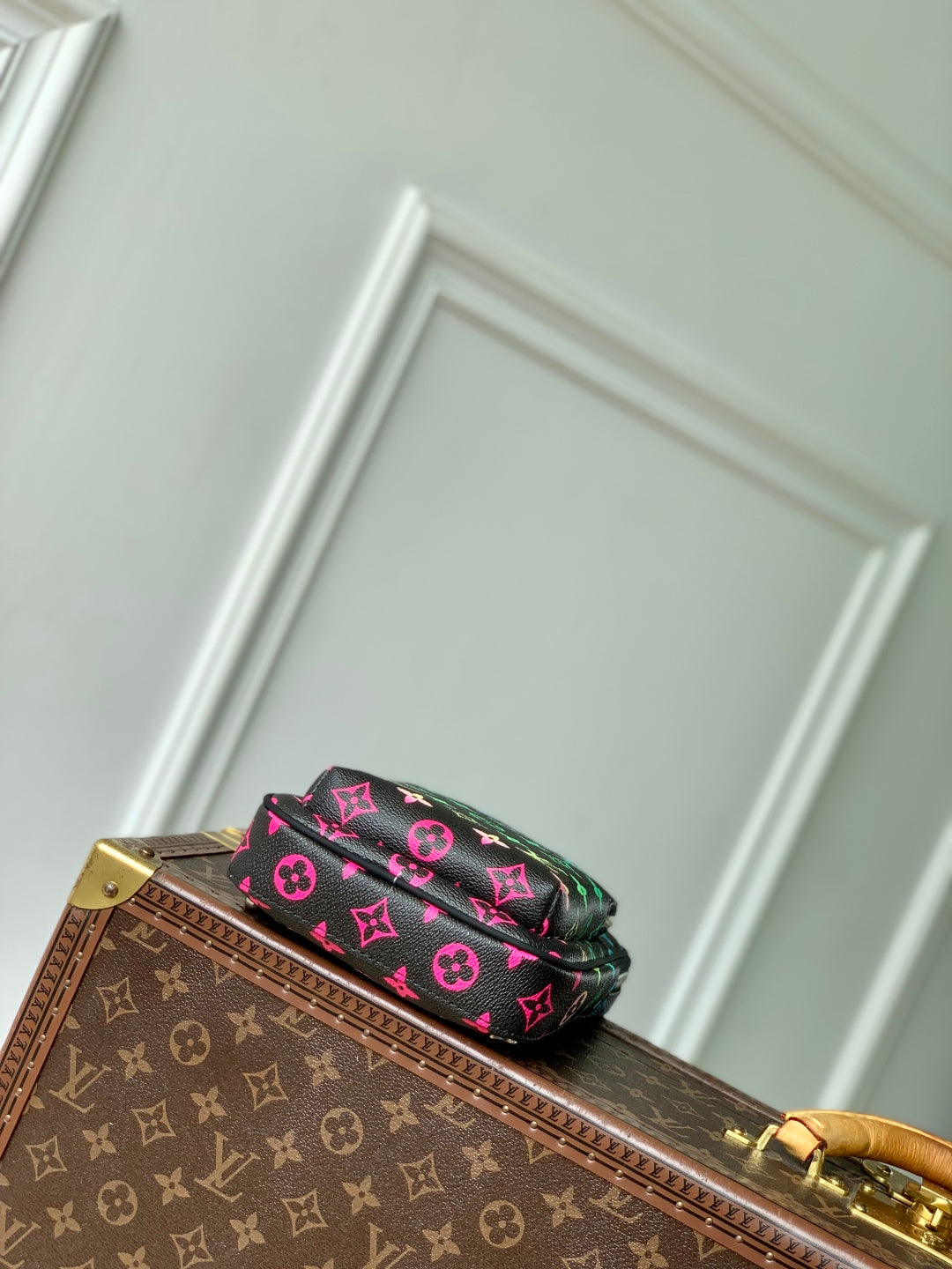 LOUIS VUITTON AVENUE SLINGBAG 18 IN BLACK MONOGRAM ECLIPSE CANVAS MULTICOLOR GRADIANT LOGO