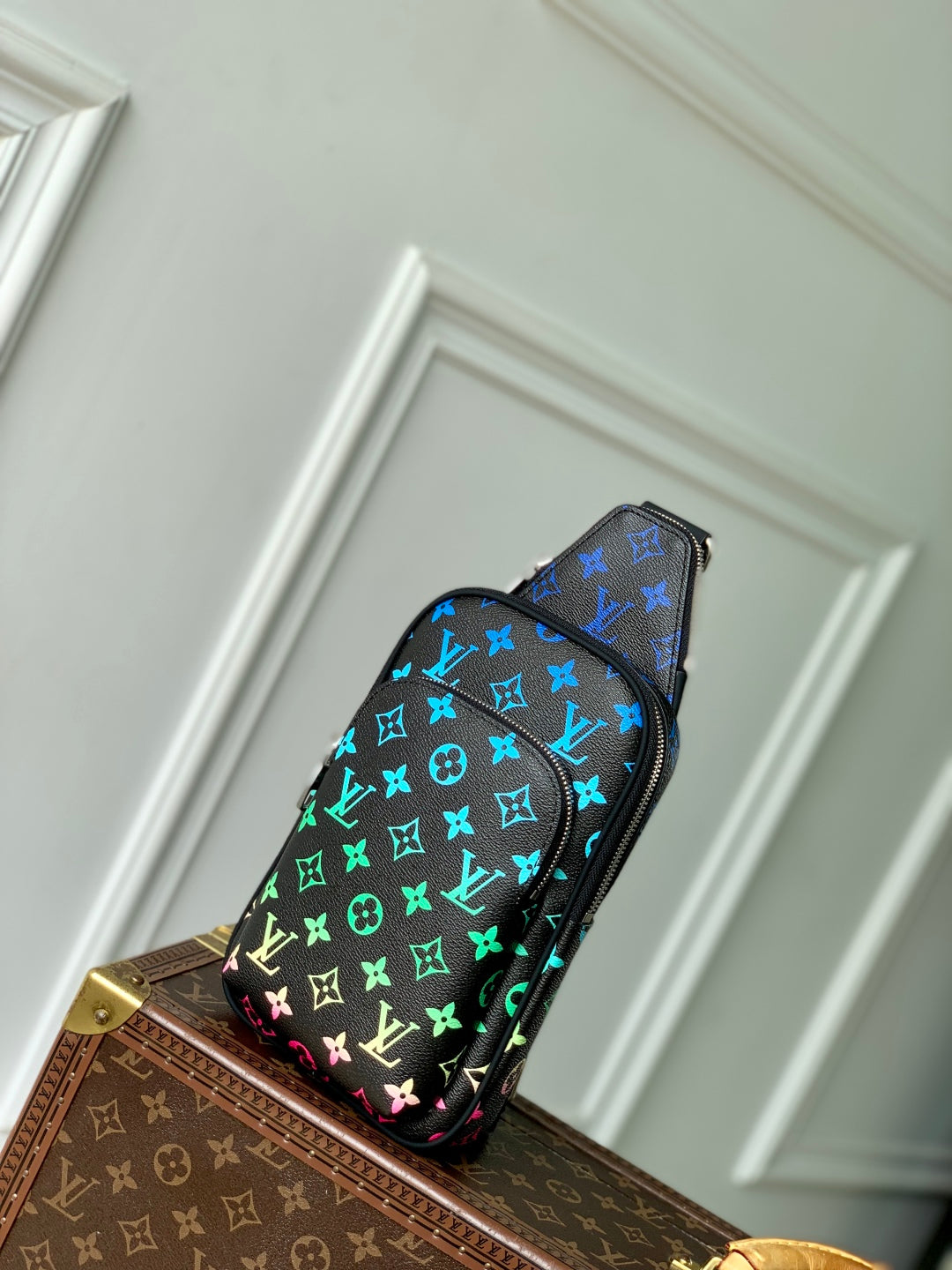 LOUIS VUITTON AVENUE SLINGBAG 18 IN BLACK MONOGRAM ECLIPSE CANVAS MULTICOLOR GRADIANT LOGO