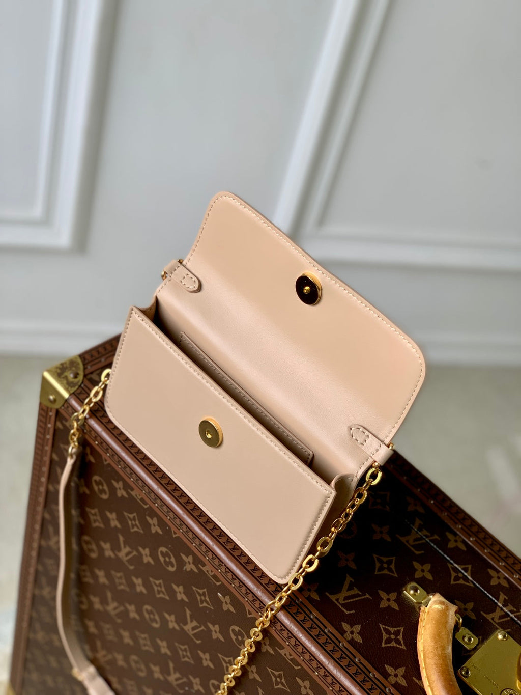 LOUIS VUITTON WALLET ON CHAIN BLOOM 20 IN BEIGE CALFSKIN