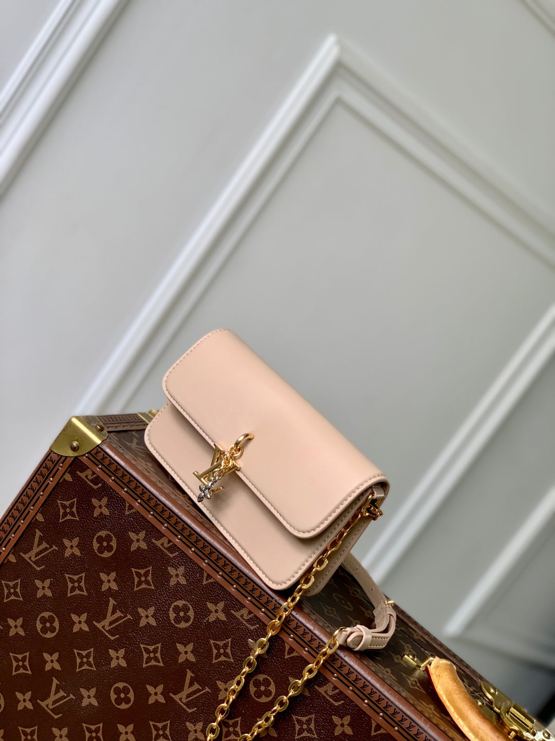 LOUIS VUITTON WALLET ON CHAIN BLOOM 20 IN BEIGE CALFSKIN