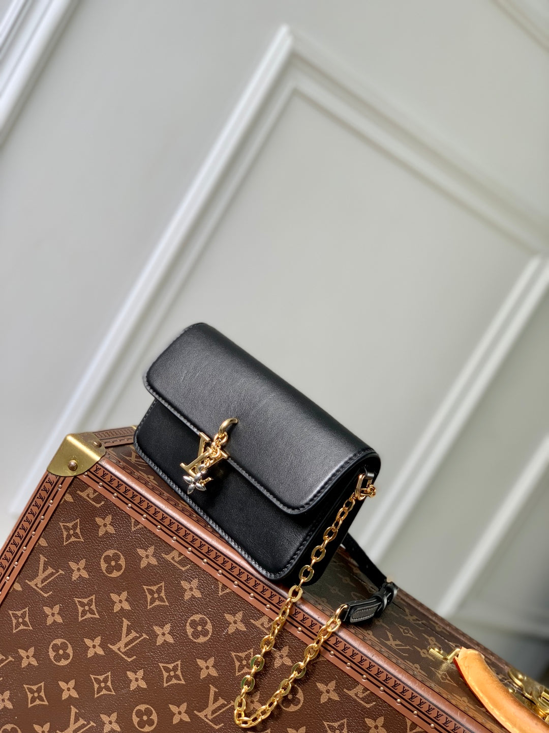 LOUIS VUITTON WALLET ON CHAIN BLOOM 20 IN BLACK CALFSKIN