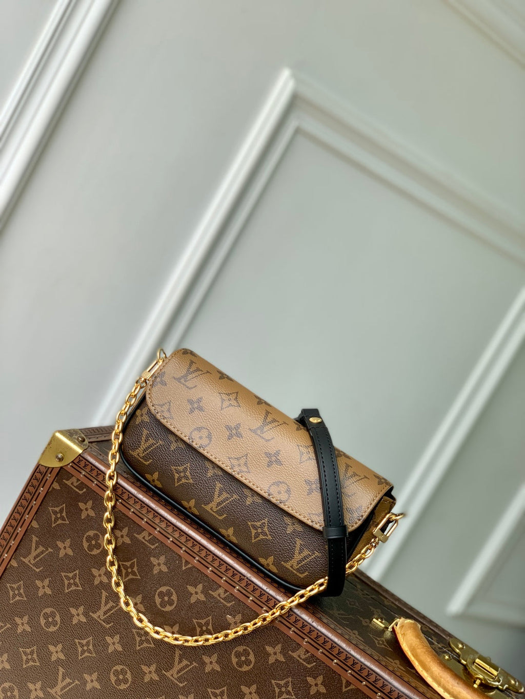 LOUIS VUITTON WALLET ON CHAIN IVY 23 IN BROWN MONOGRAM REVERSE CANVAS
