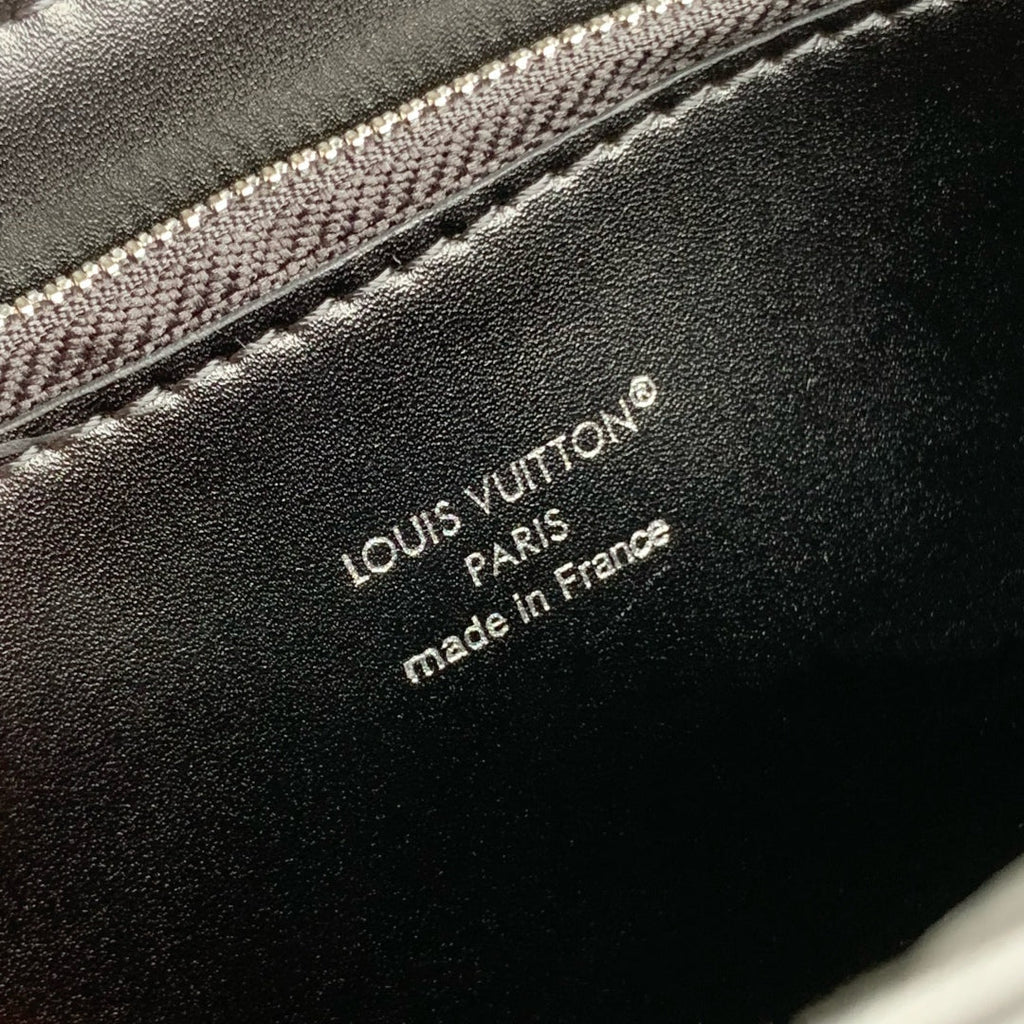 LOUIS VUITTON TWIST SLIM 19 IN BLACK TAURILLON CALFSKIN WITH PEARL CHAIN