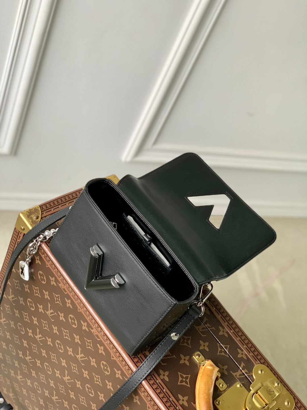 LOUIS VUITTON TWIST SLIM 19 IN BLACK TAURILLON CALFSKIN WITH PEARL CHAIN