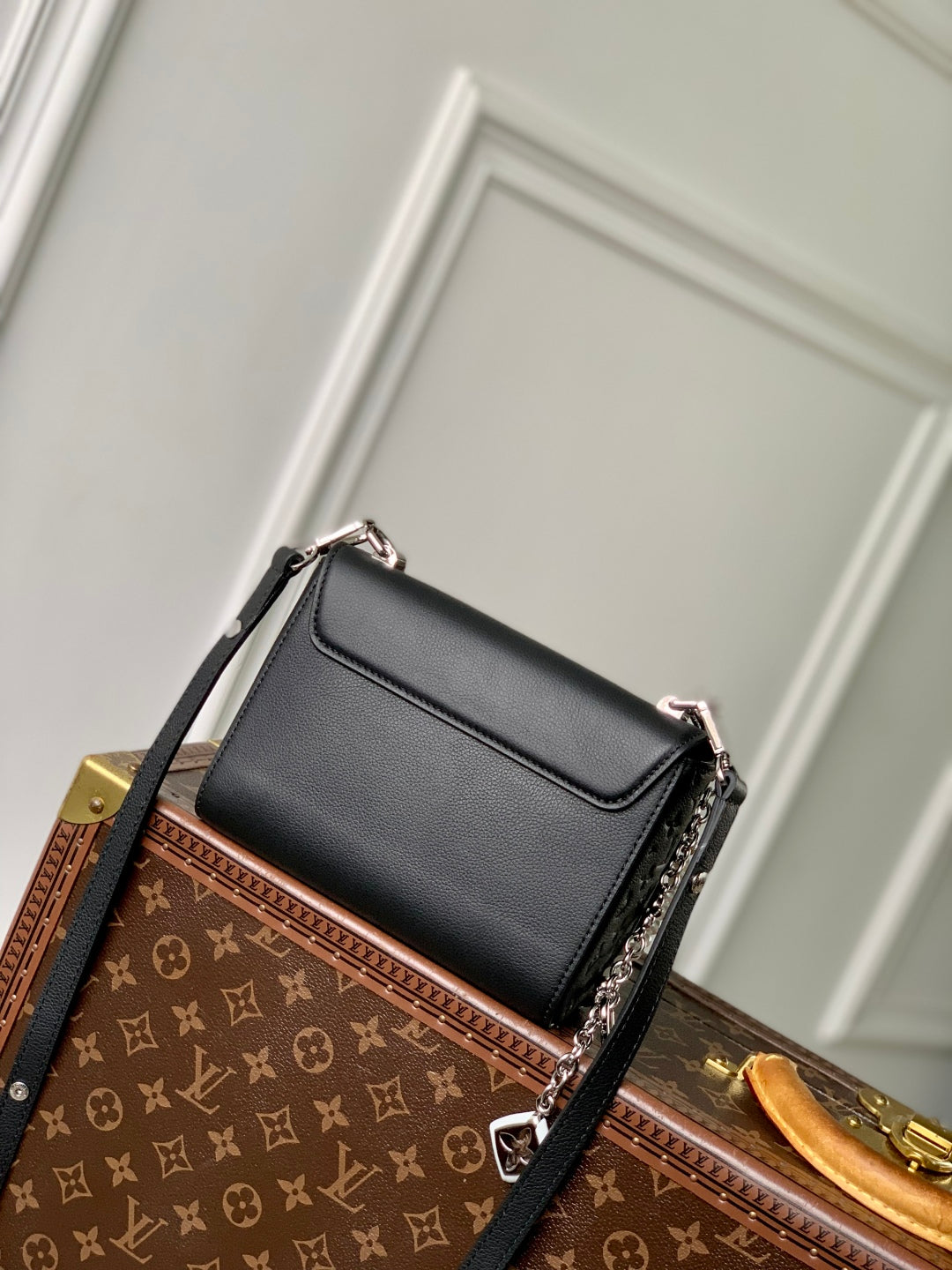 LOUIS VUITTON TWIST SLIM 19 IN BLACK TAURILLON CALFSKIN WITH PEARL CHAIN