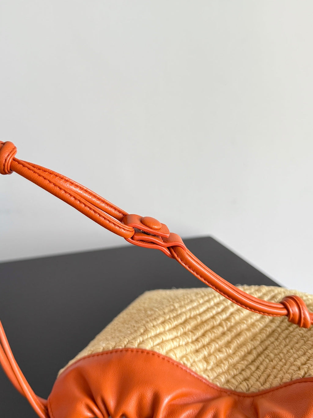 BOTTEGA VENETA 25S DUSTBAG 32 IN BURNT ORANGE RAFFIA AND CALFSKIN