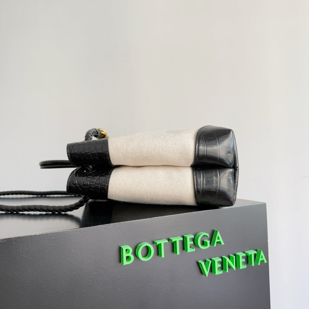 BOTTEGA VENETA 25S MEDIUM ANDIAMO 32 IN IVORY BLACK CALFSKIN AND CANVAS