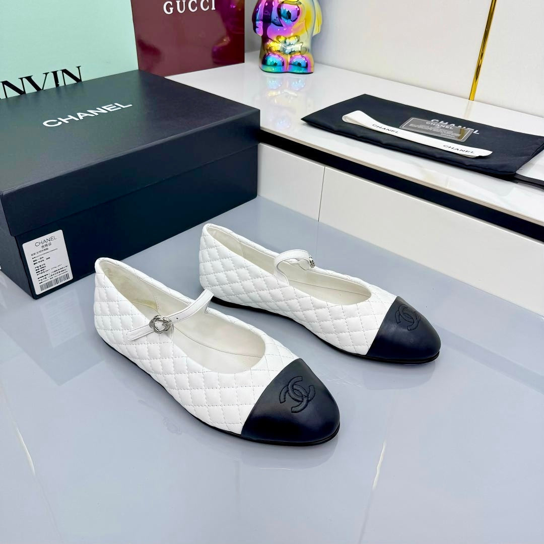 CHANEL MARY JANE FLAT 25S IN WHITE LAMBSKIN EMBOSSED LOGO