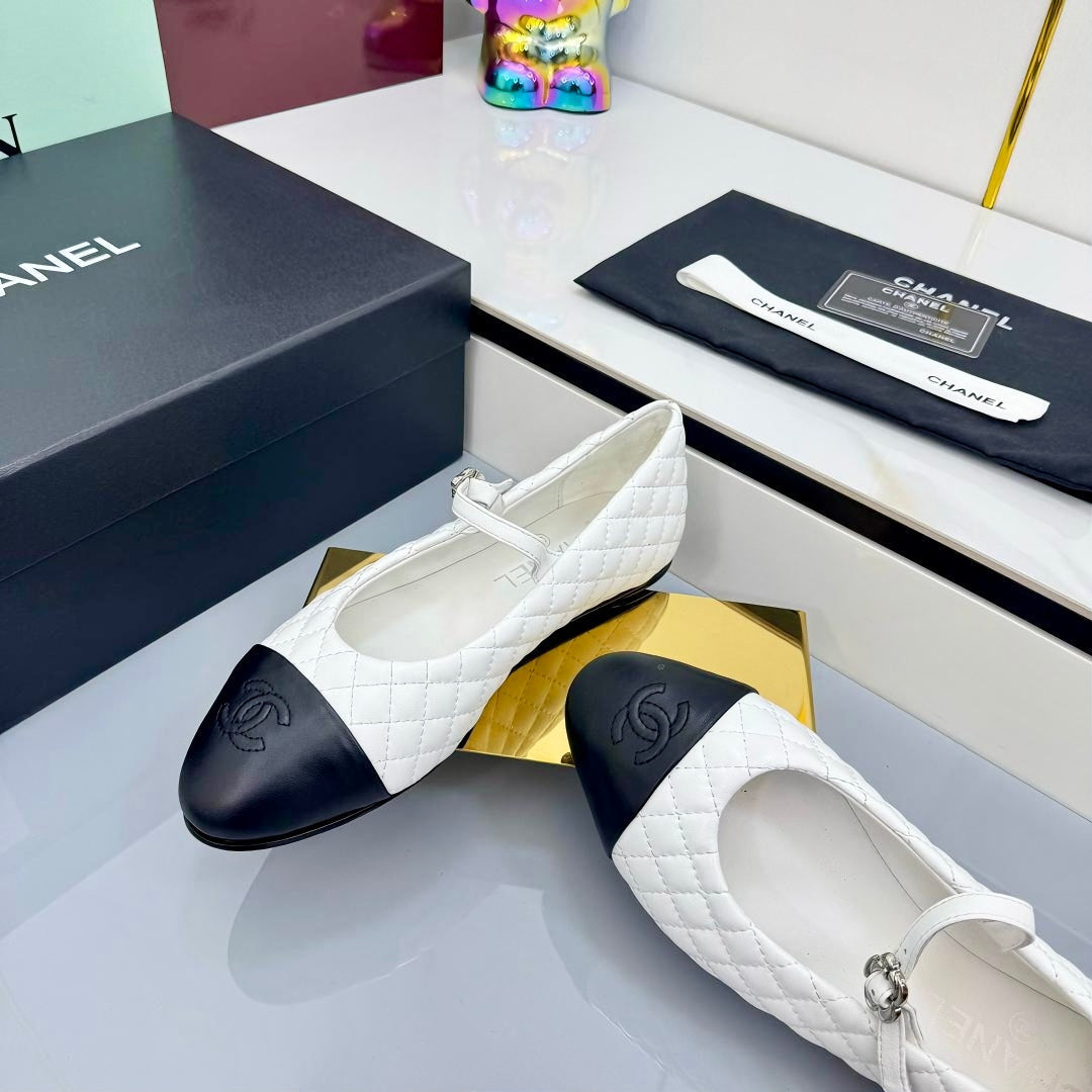 CHANEL MARY JANE FLAT 25S IN WHITE LAMBSKIN EMBOSSED LOGO
