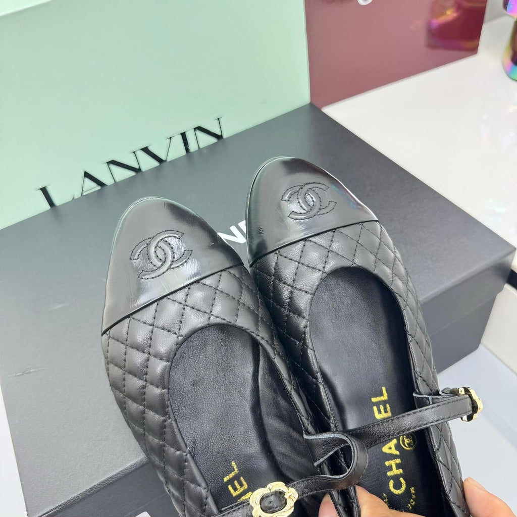 CHANEL MARY JANE FLAT 25S IN BLACK LAMBSKIN EMBOSSED LOGO