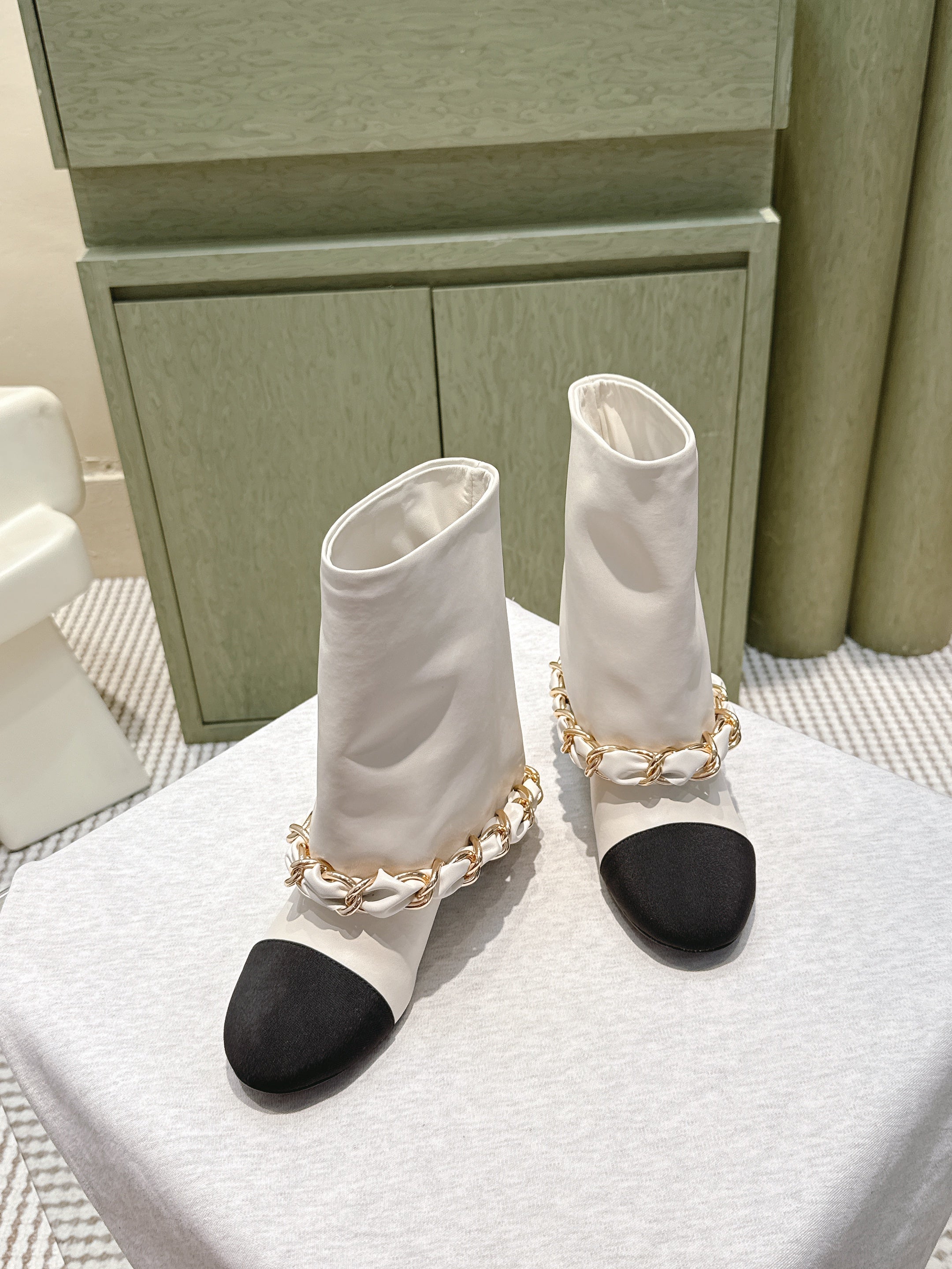 CHANEL 25S CALF-LENGTH BOOTS 45MM IN WHITE AND BLACK CALFSKIN GOLD HARDWARE