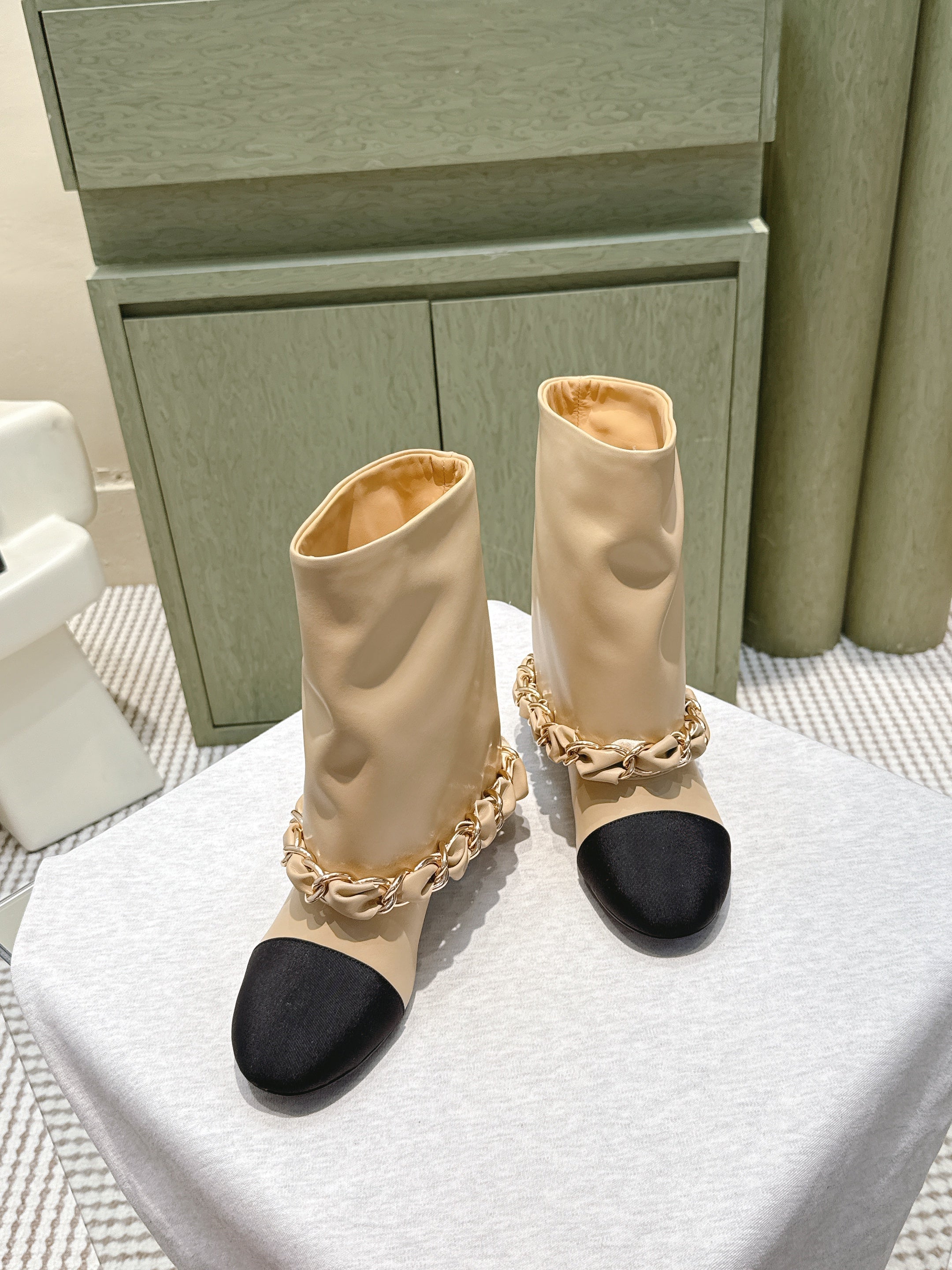 CHANEL 25S CALF-LENGTH BOOTS 45MM IN BEIGE AND BLACK CALFSKIN GOLD HARDWARE