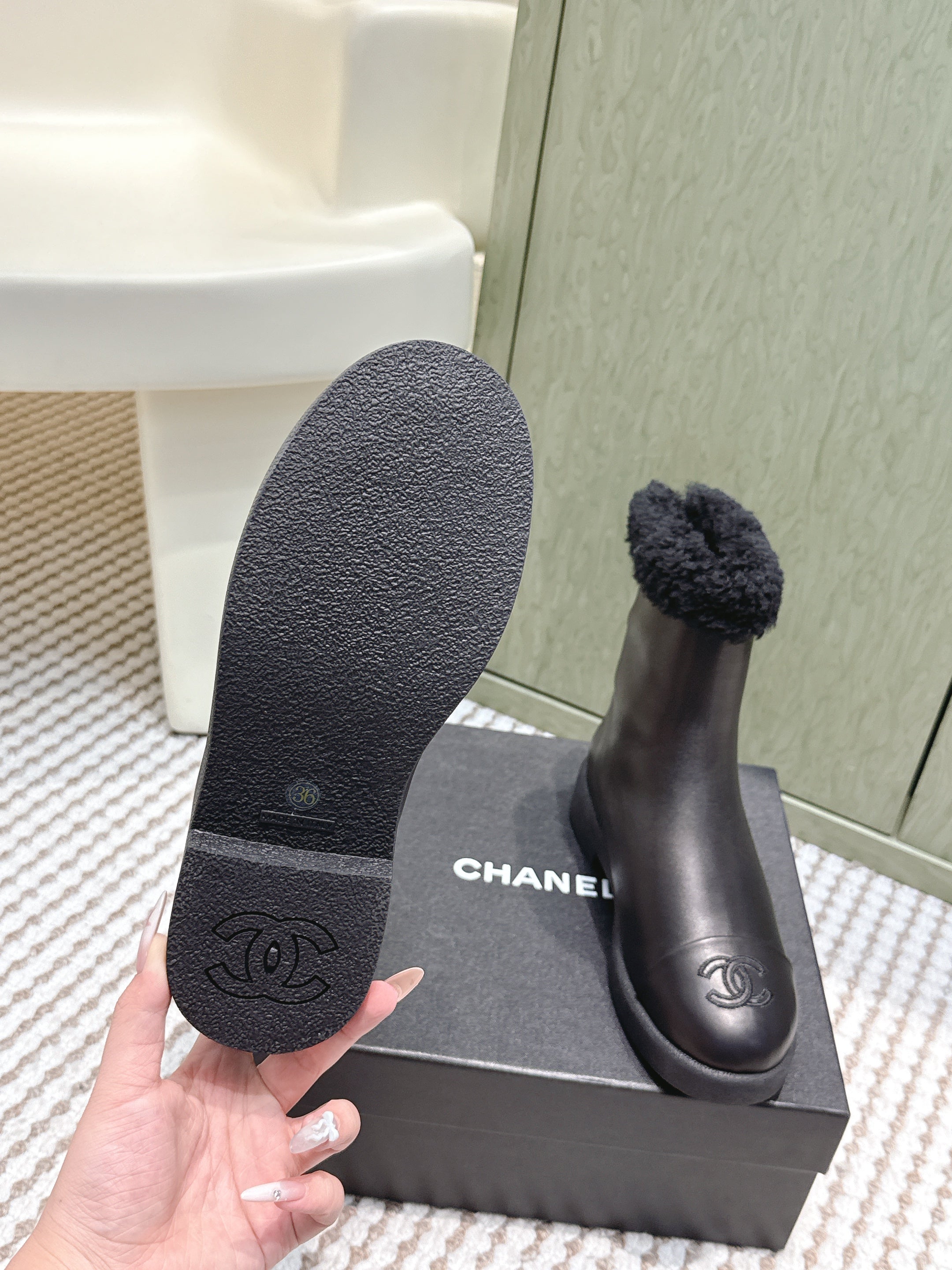 CHANEL 25S CALF-HIGH BOOTS IN BLACK CALFSKIN LINED WITH SHEEPSKIN