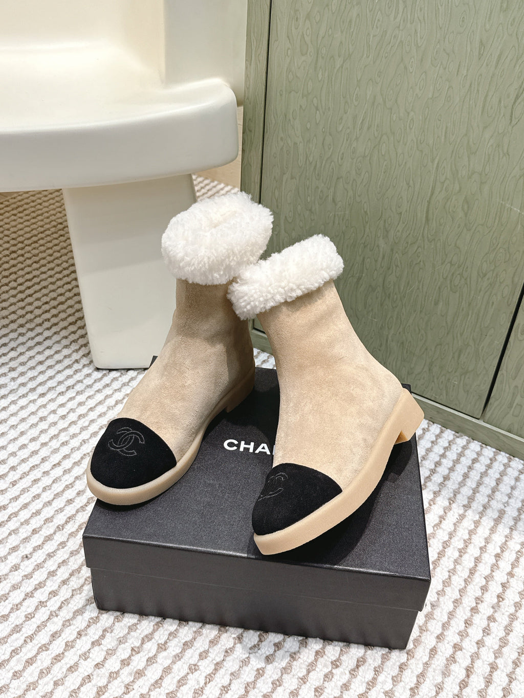 CHANEL 25S CALF-HIGH BOOTS IN BLACK AND BEIGE SUEDE LINED WITH SHEEPSKIN