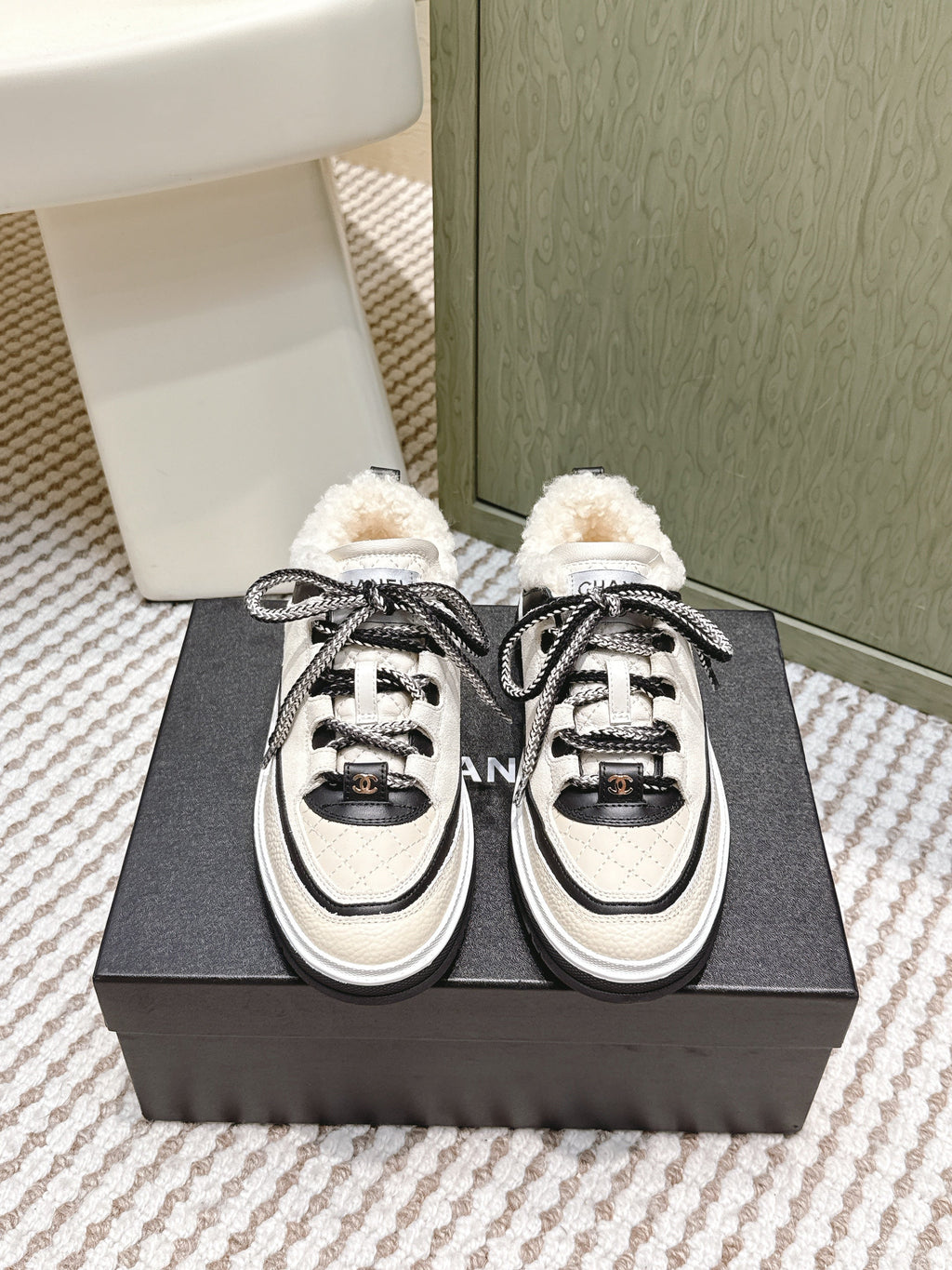 CHANEL 25S THICK-SOLE SNEAKERS IN WHITE AND BLACK CALFSKIN WITH FUR LINING