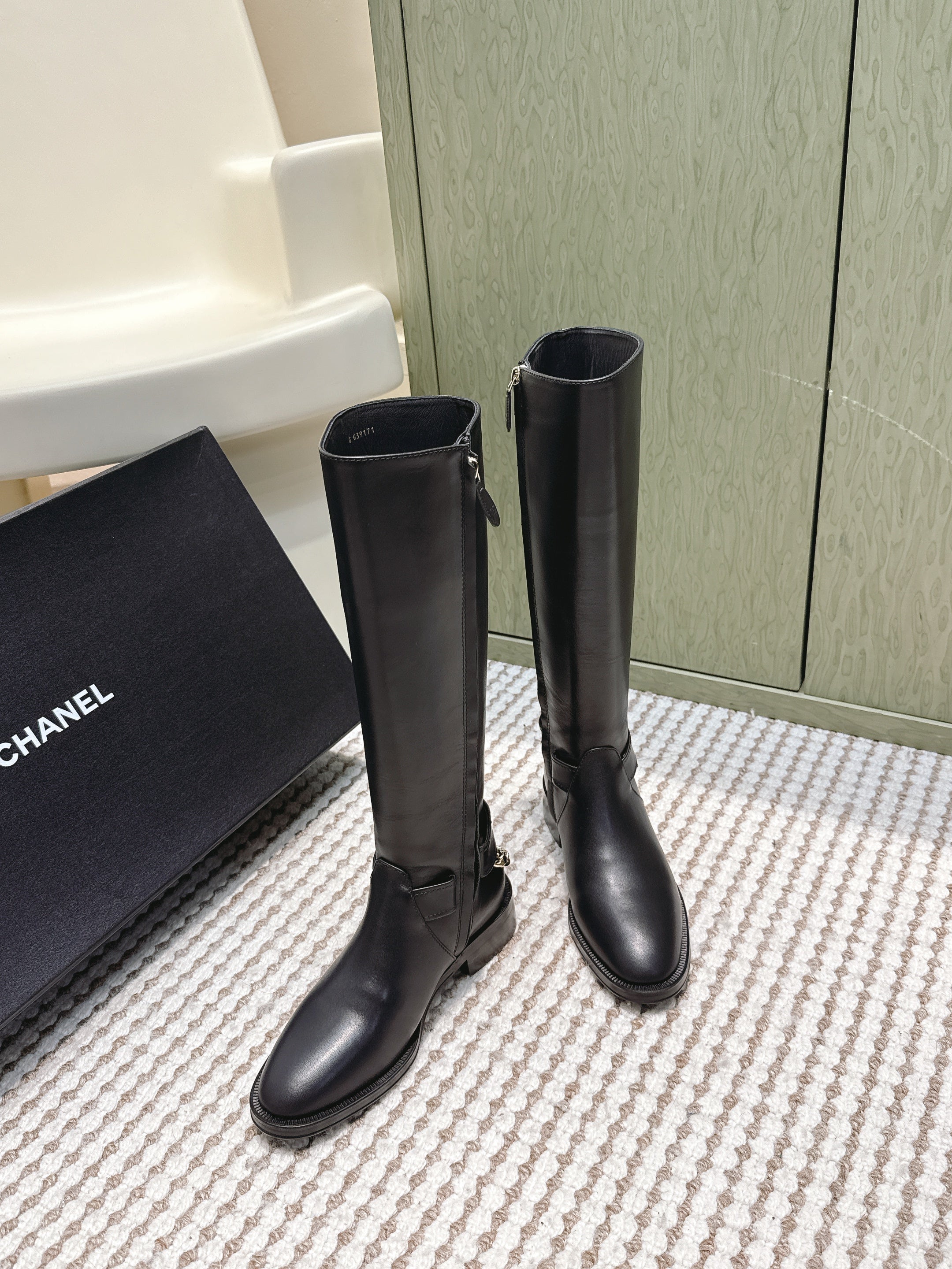 CHANEL 25S MID-CALF BOOTS IN BLACK CALFSKIN WITH ROUND TOE AND ZIPPER