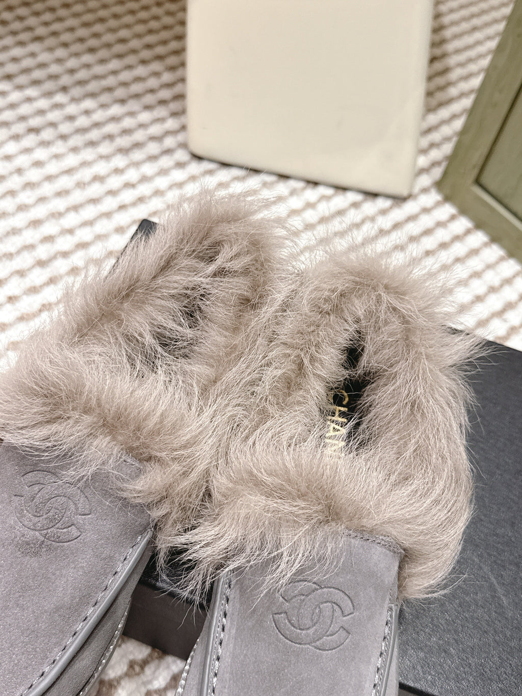 CHANEL 25S LOAFERS MOASIN IN LIGHT GRAY SUEDE WITH LIGHT BEIGE MINK FUR LINING
