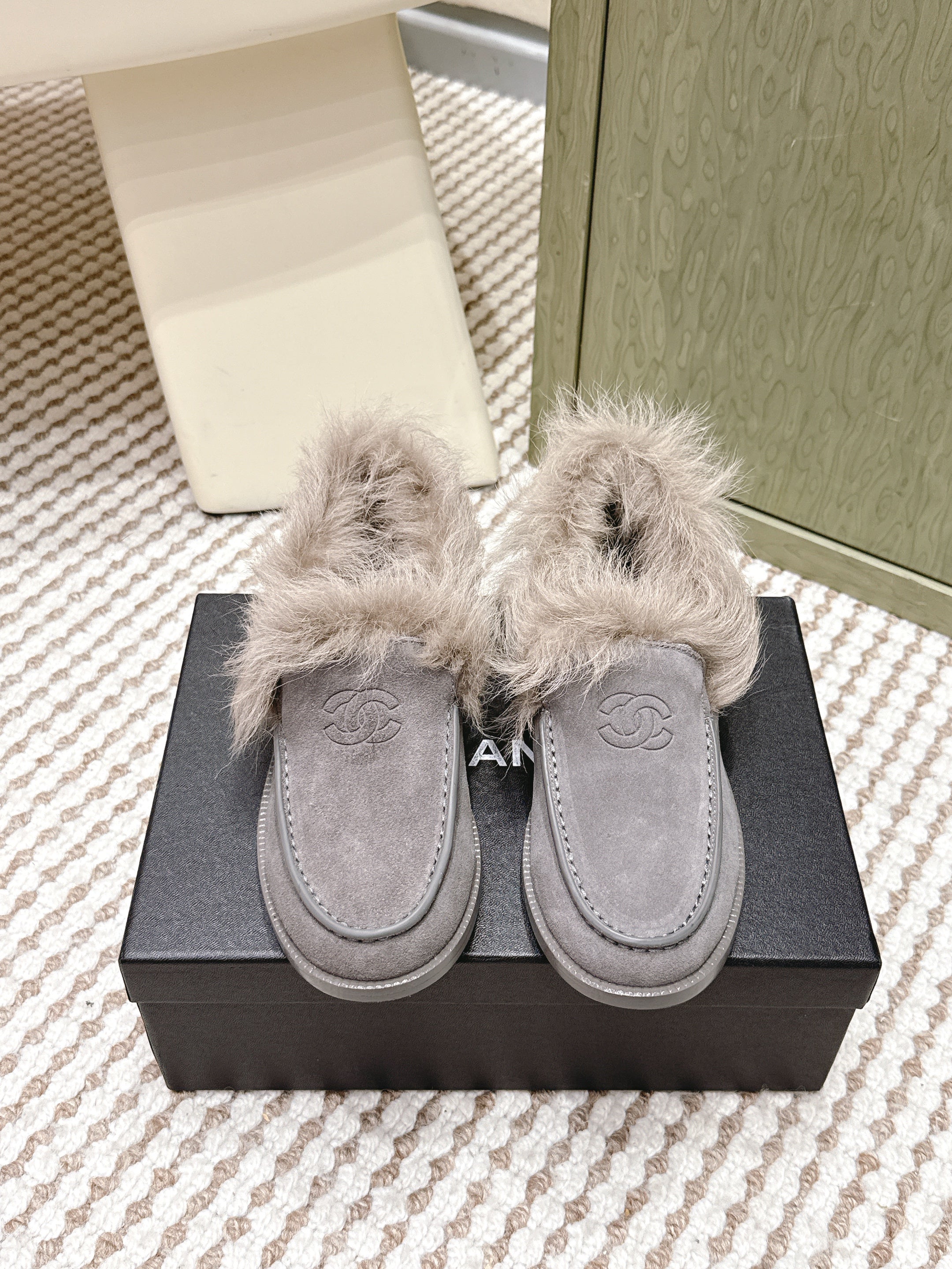 CHANEL 25S LOAFERS MOASIN IN LIGHT GRAY SUEDE WITH LIGHT BEIGE MINK FUR LINING