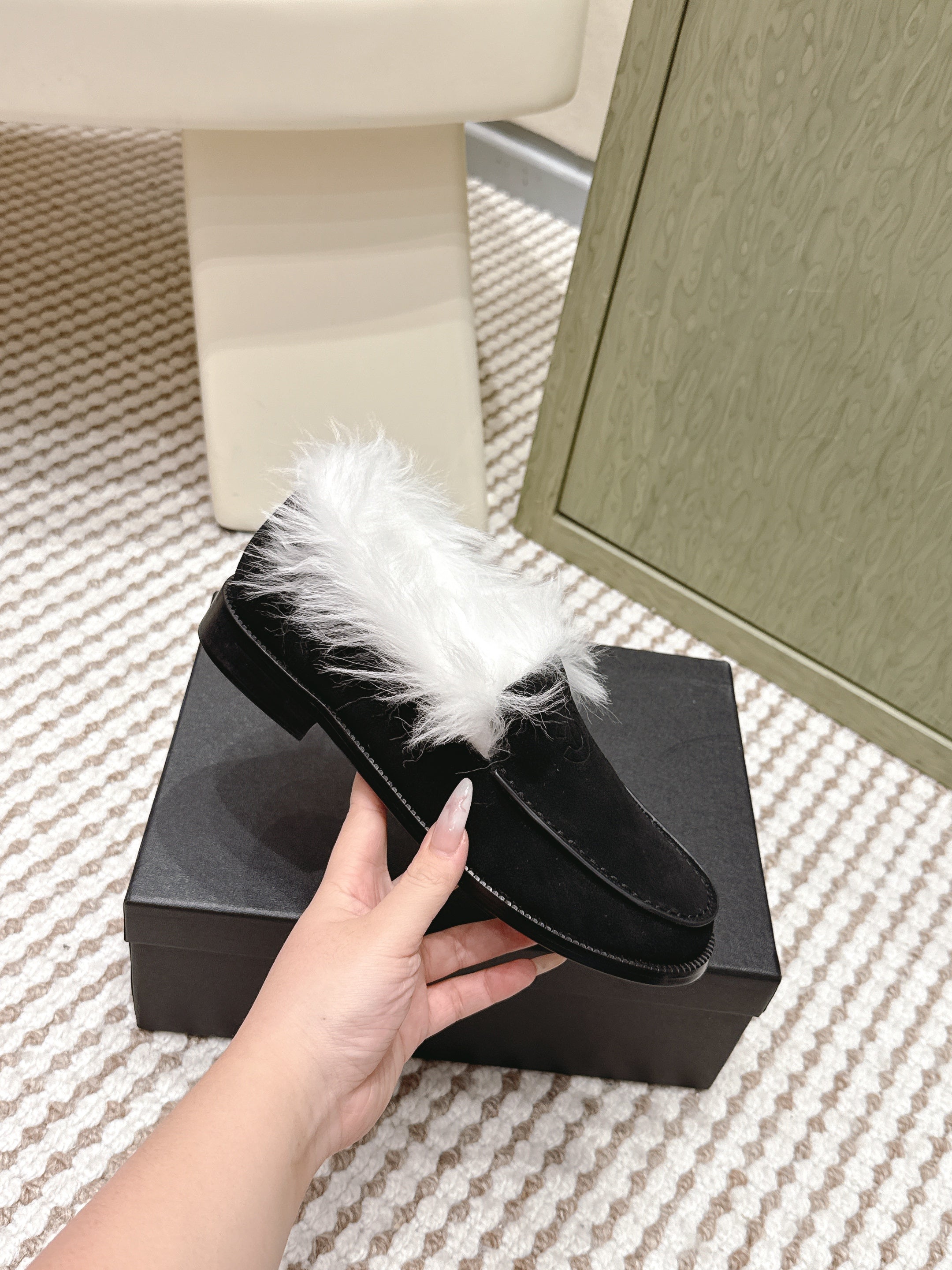 CHANEL 25S LOAFERS MOASIN IN BLACK SUEDE WITH WHITE MINK FUR LINING