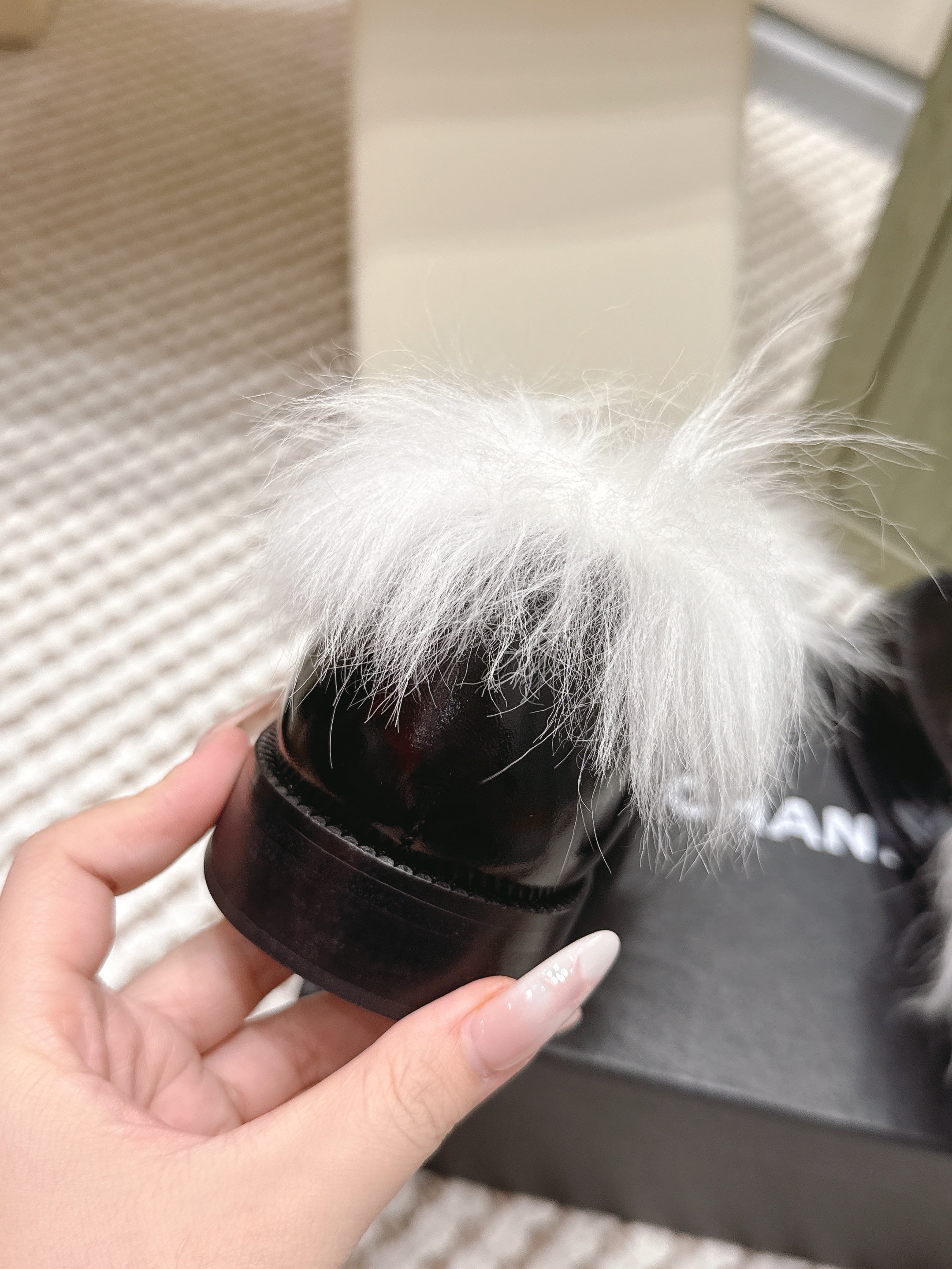 CHANEL 25S LOAFERS MOASIN IN BLACK GLOSSY CALFSKIN WITH WHITE MINK FUR LINING