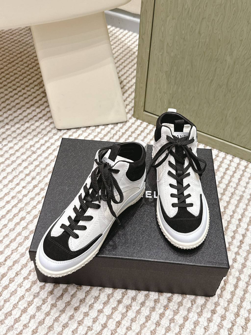 CHANEL 25S HIGH-TOP SNEAKERS IN BLACK AND WHITE CALFSKIN AND SUEDE