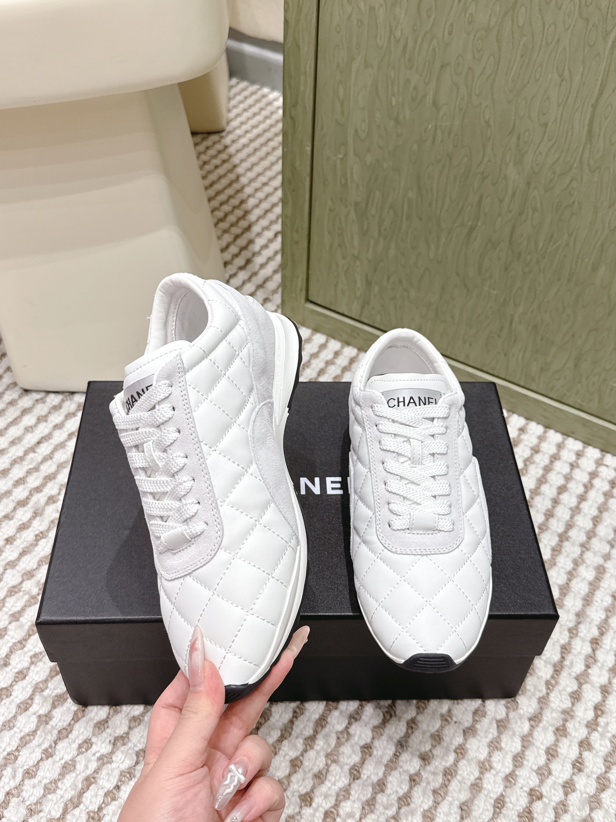 CHANEL 25S SNEAKERS IN WHITE CALFSKIN AND SUEDE