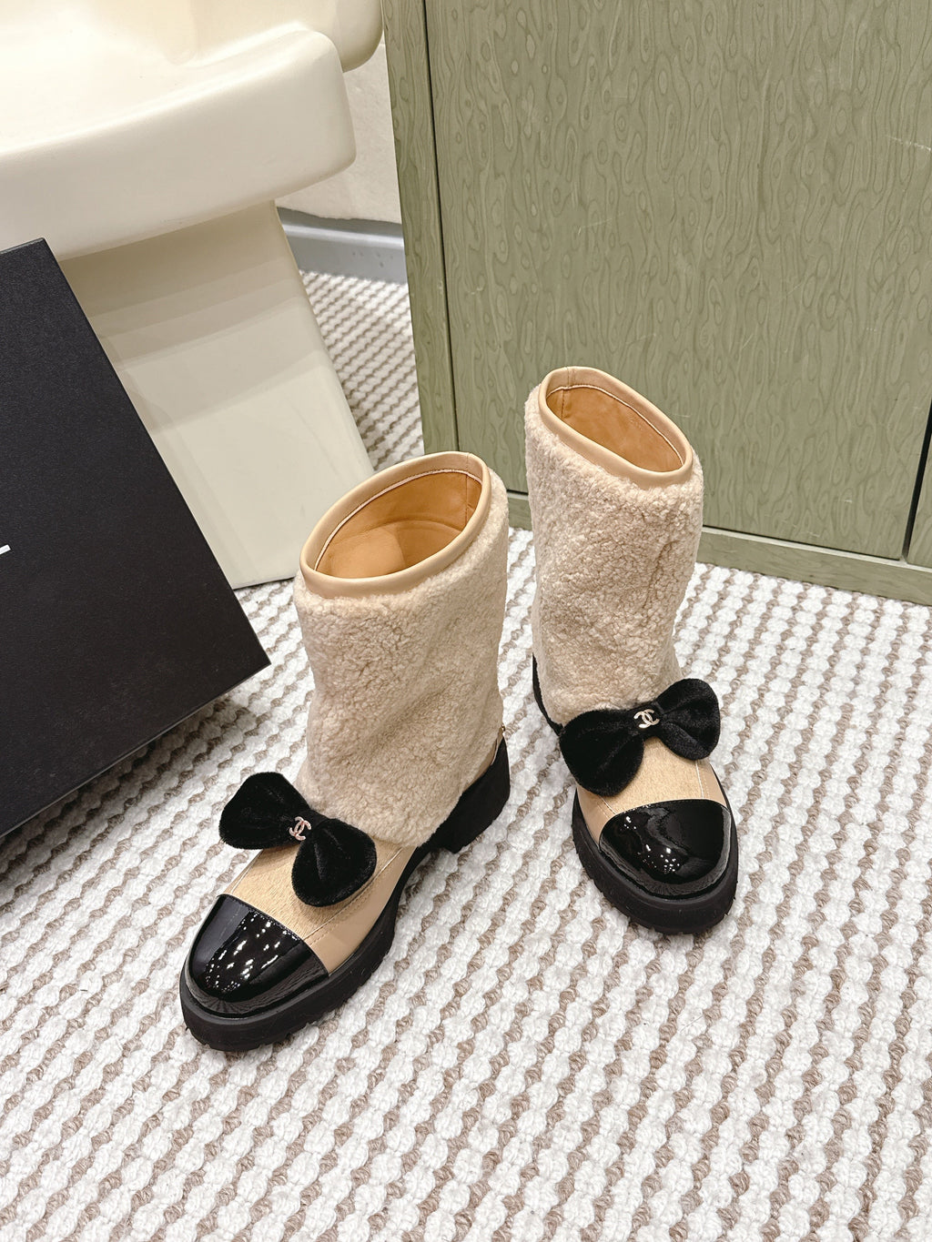 CHANEL 25S ANKLE BOOTS IN BEIGE SHEARLING LAMBSKIN AND BLACK PATENT CALFSKIN