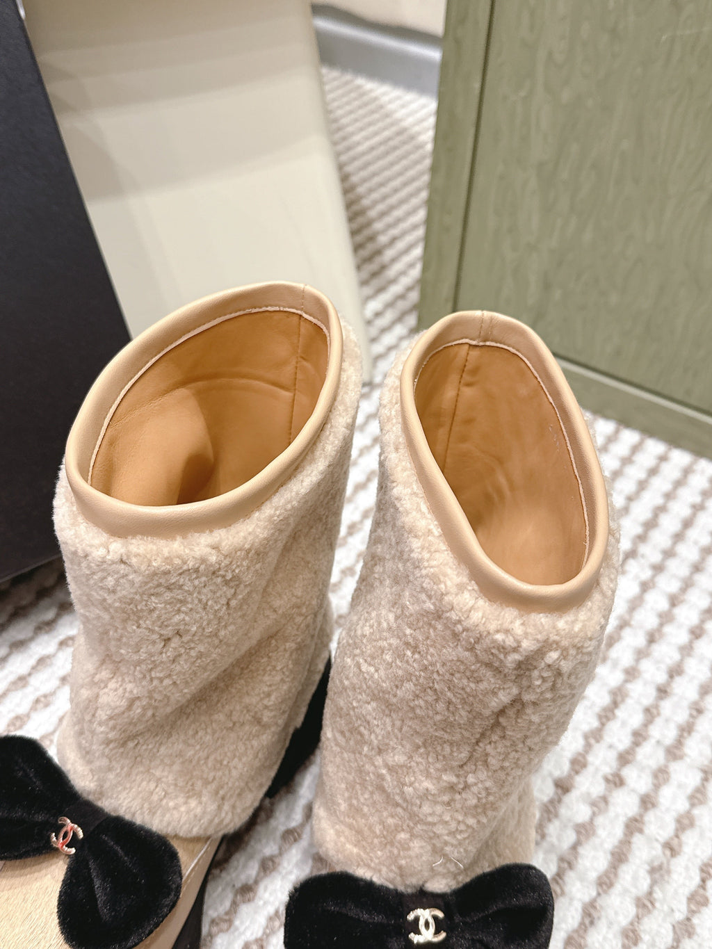 CHANEL 25S ANKLE BOOTS IN BEIGE SHEARLING LAMBSKIN AND BLACK PATENT CALFSKIN