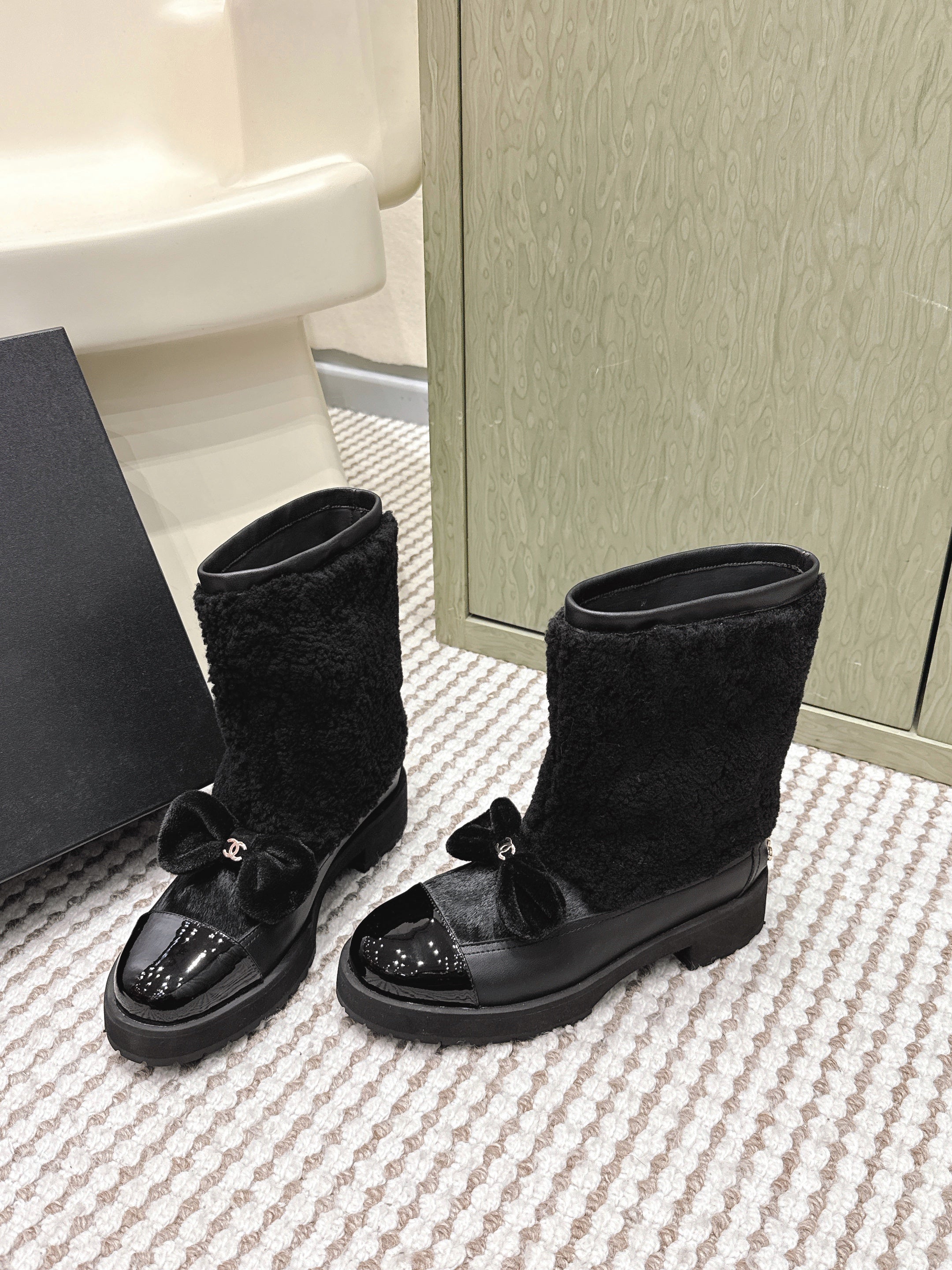 CHANEL 25S ANKLE BOOTS IN BLACK SHEARLING LAMBSKIN AND PATENT CALFSKIN