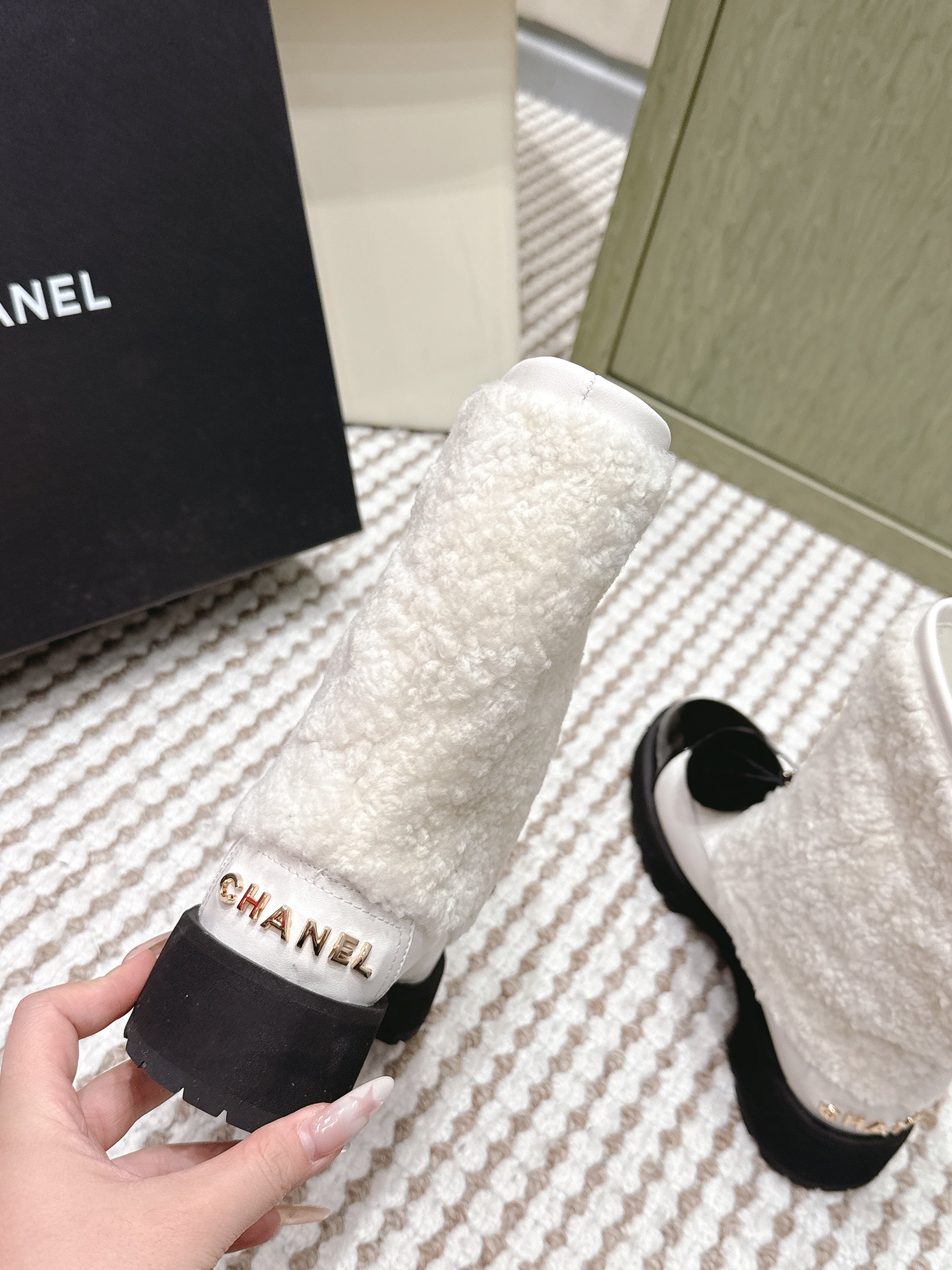 CHANEL 25S ANKLE BOOTS IN WHITE SHEARLING LAMBSKIN AND BLACK PATENT CALFSKIN