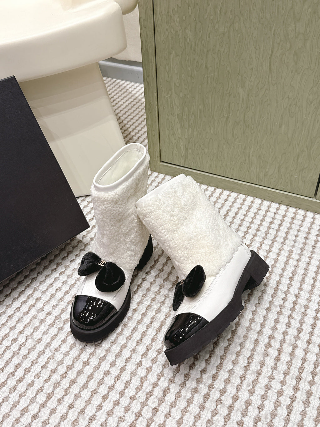 CHANEL 25S ANKLE BOOTS IN WHITE SHEARLING LAMBSKIN AND BLACK PATENT CALFSKIN