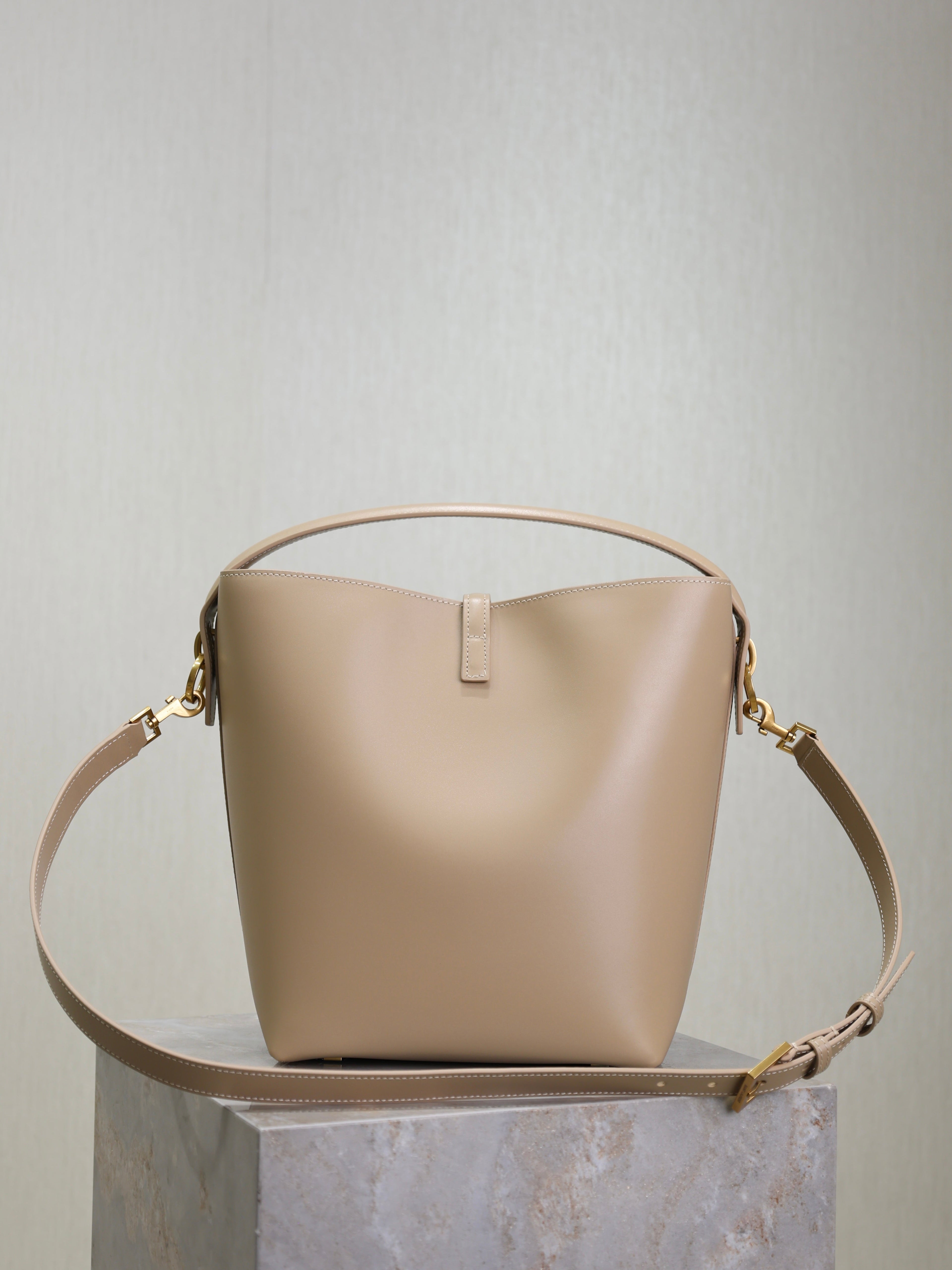 YSL 25S LE 5 À 7 BUCKET 26 IN NUDE CALFSKIN GOLD HARDWRE