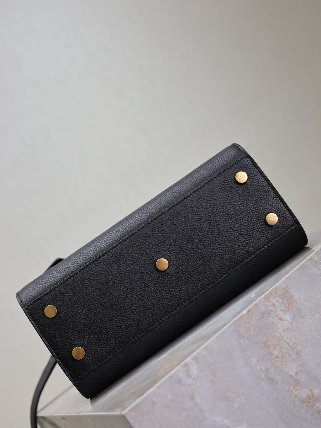 YSL 25S SAC DE JOUR MM 26 IN BLACK SUPPLE GRAINED CALFSKIN GOLD HARDWARE
