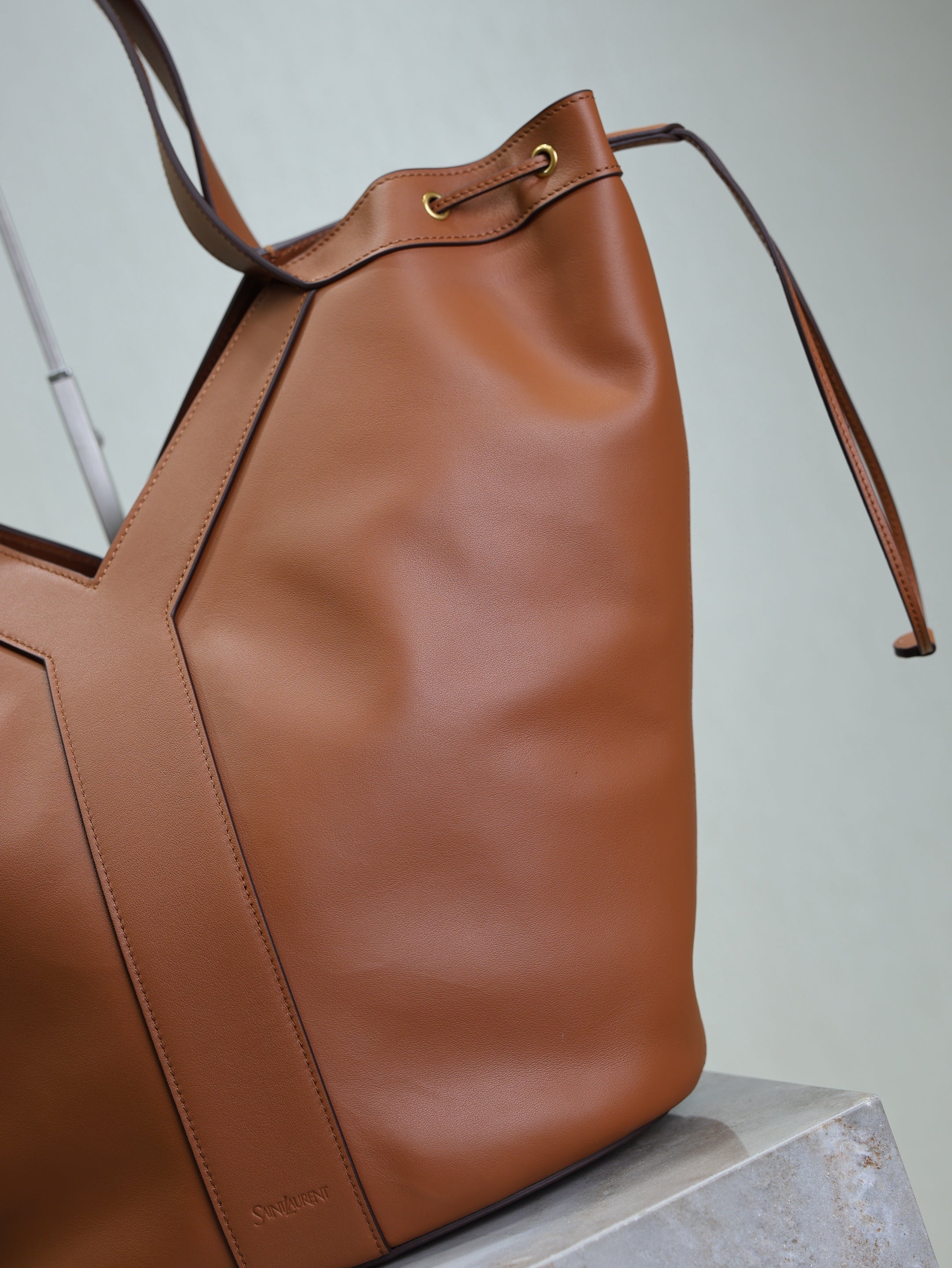 YSL 25S Y LARGE HOBO 50 IN CARAMEL CALFSKIN GOLD HARDWRE