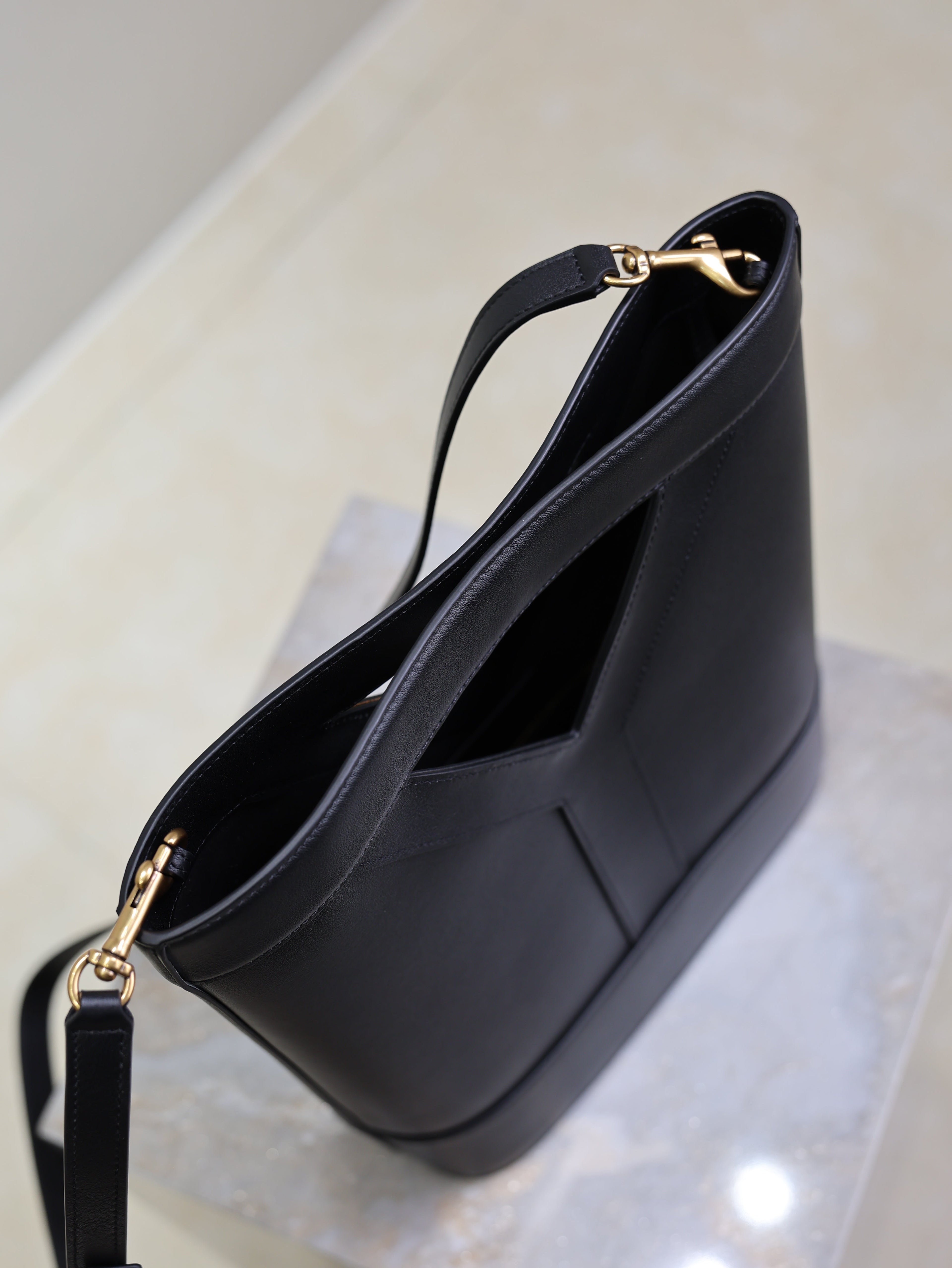YSL 25S Y SMALL BUCKET 29 IN BLACK CALFSKIN GOLD HARDWRE