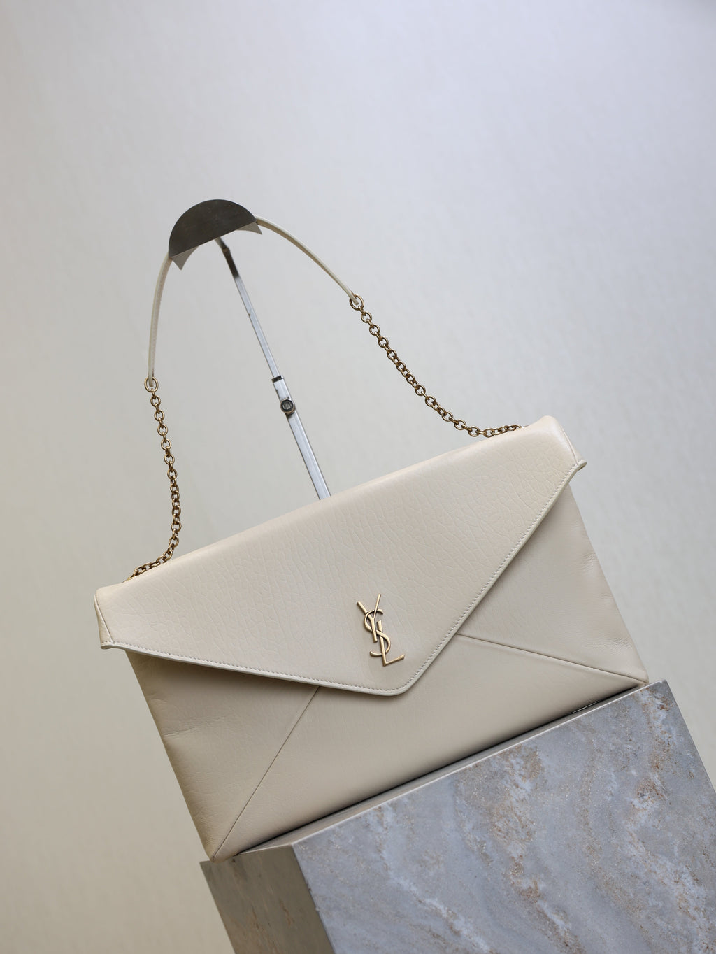 YSL 25S CASSANDRE ENVELOPE MESSENGER 35 IN BLANC VINTAGE LAMBSKIN GOLD HARDWRE