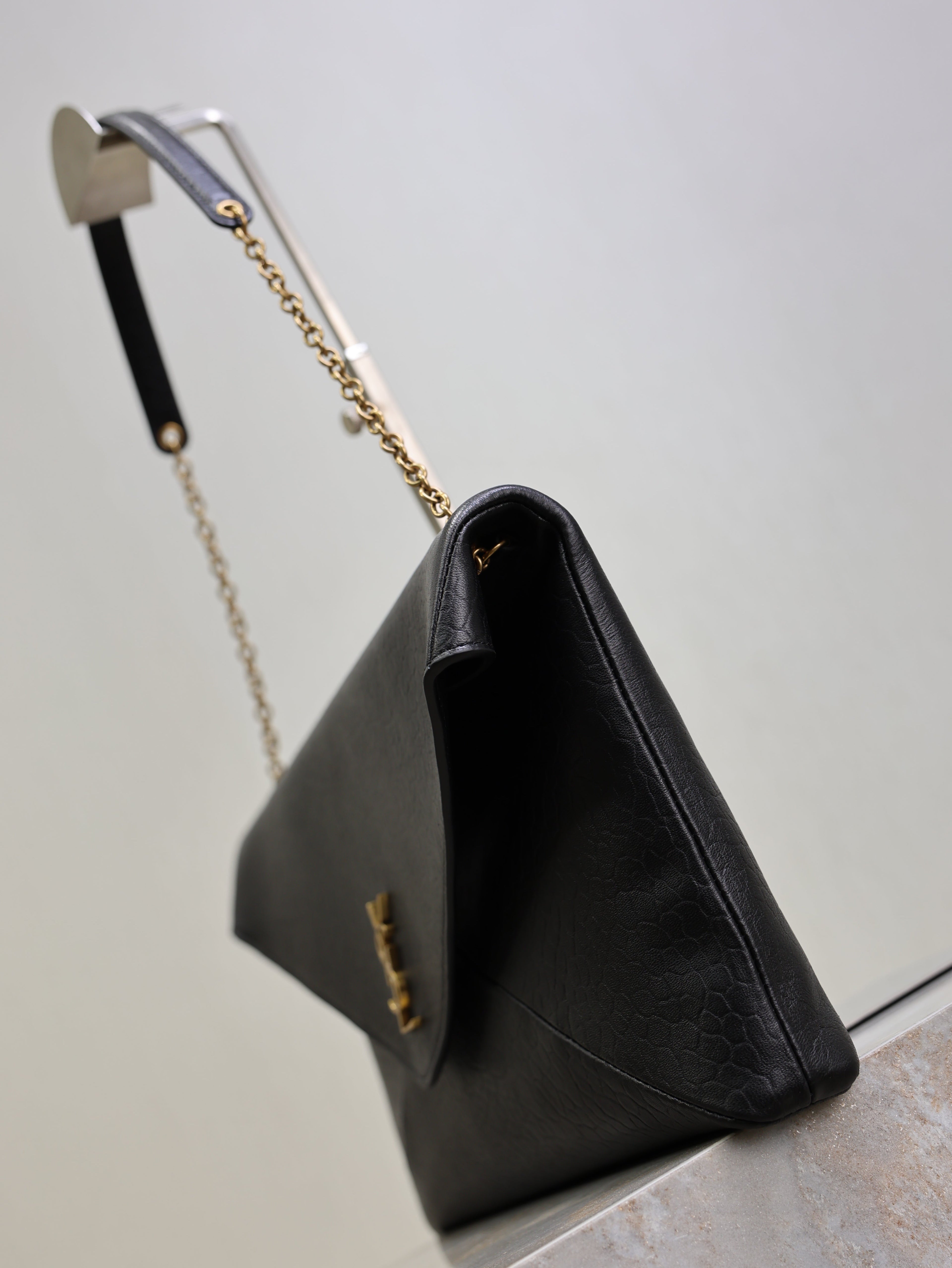 YSL 25S CASSANDRE ENVELOPE MESSENGER 35 IN BLACK LAMBSKIN GOLD HARDWRE