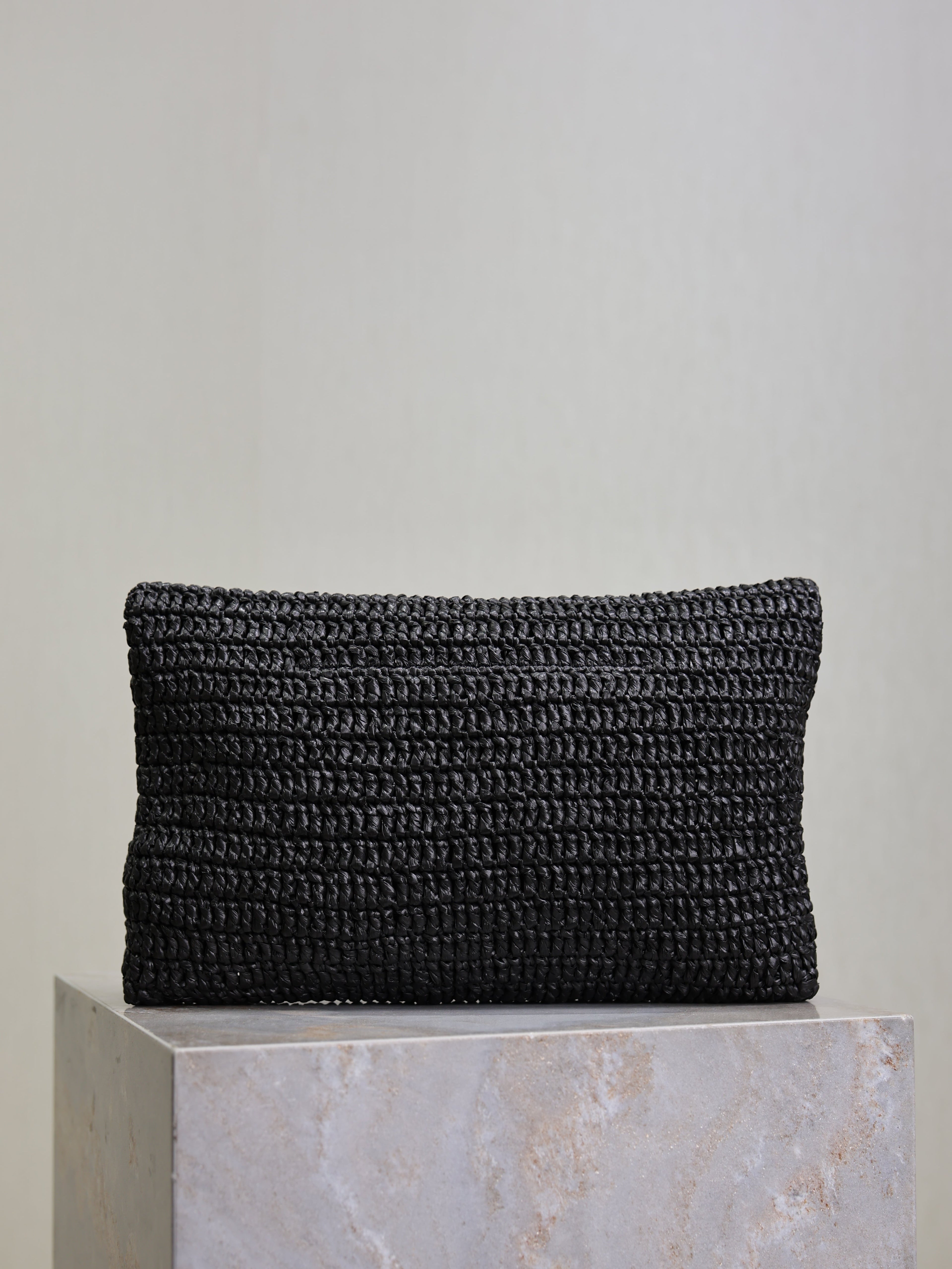 YSL 25S CASSANDRE LARGE ENVELOPE POUCH 29 IN BLACK RAFFIA GOLD HARDWRE