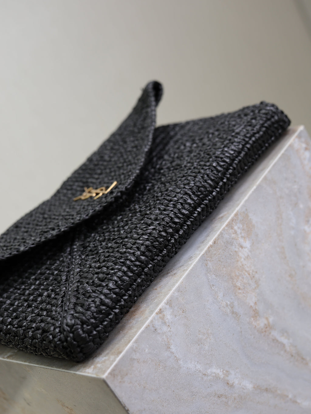YSL 25S CASSANDRE LARGE ENVELOPE POUCH 29 IN BLACK RAFFIA GOLD HARDWRE