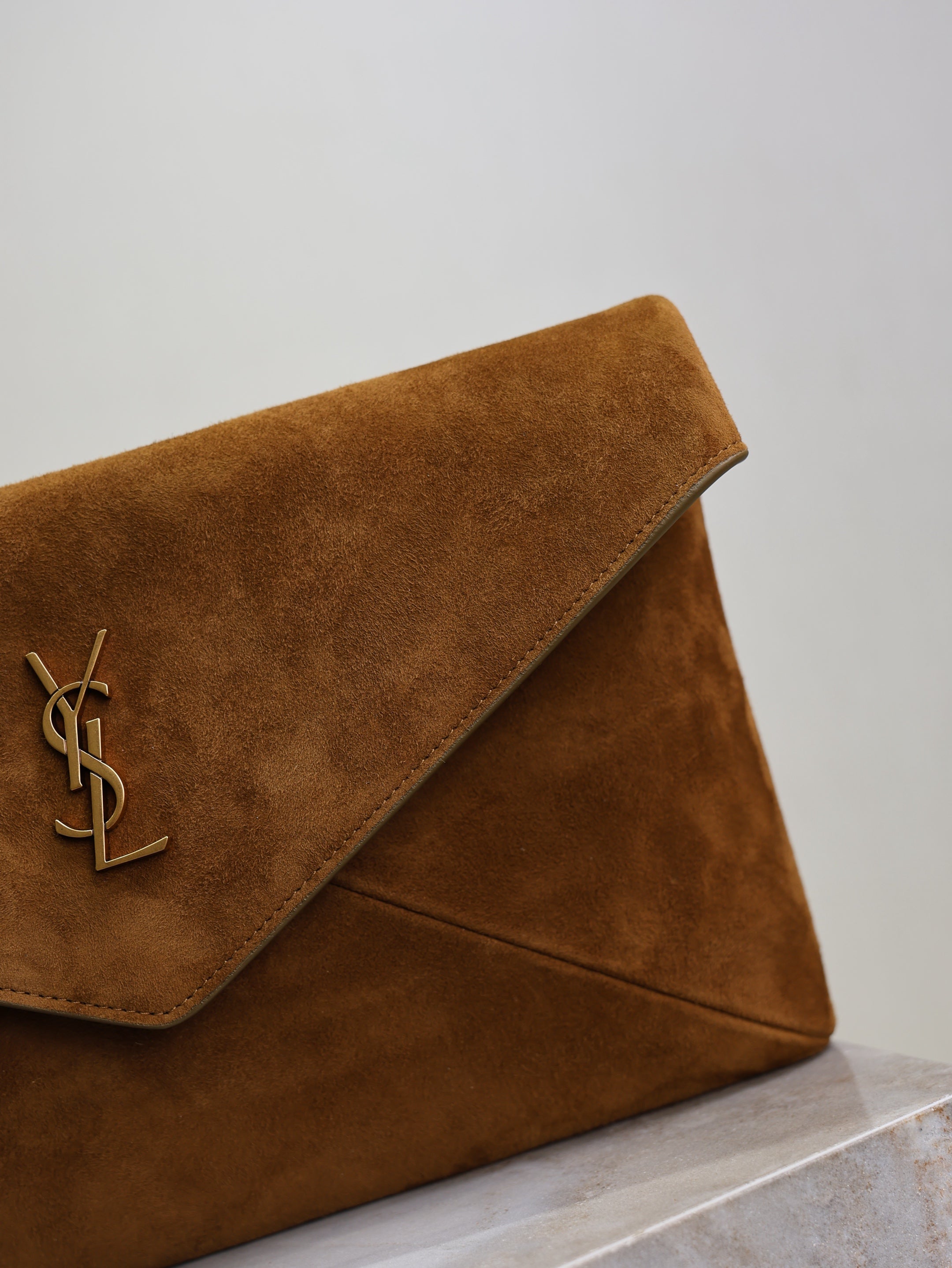 YSL 25S CASSANDRE LARGE ENVELOPE POUCH 29 IN BURNT UMBER SUEDE GOLD HARDWARE