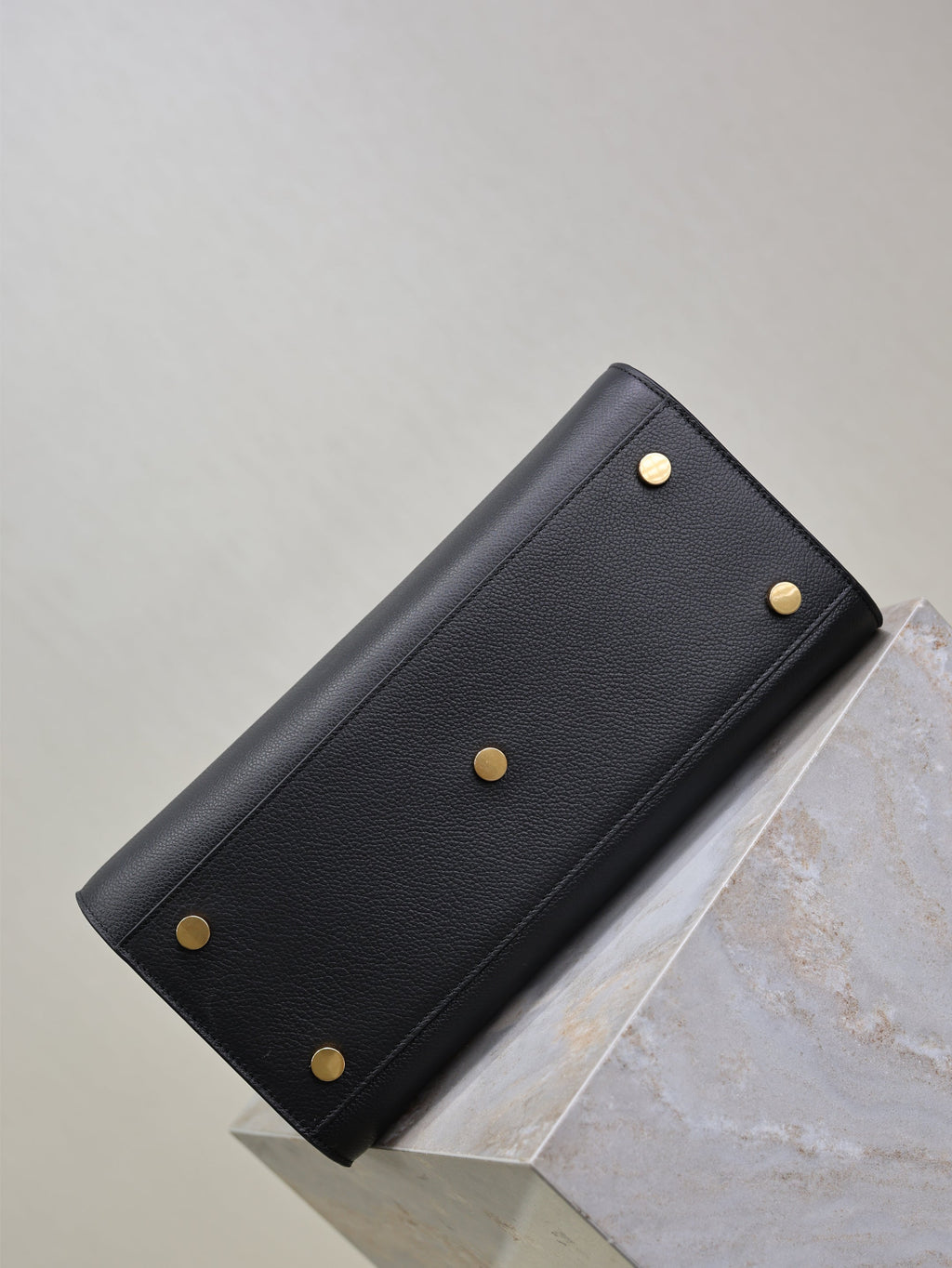 YSL 25S SAC DE JOUR GM 32 IN BLACK SUPPLE GRAINED CALFSKIN GOLD HARDWARE