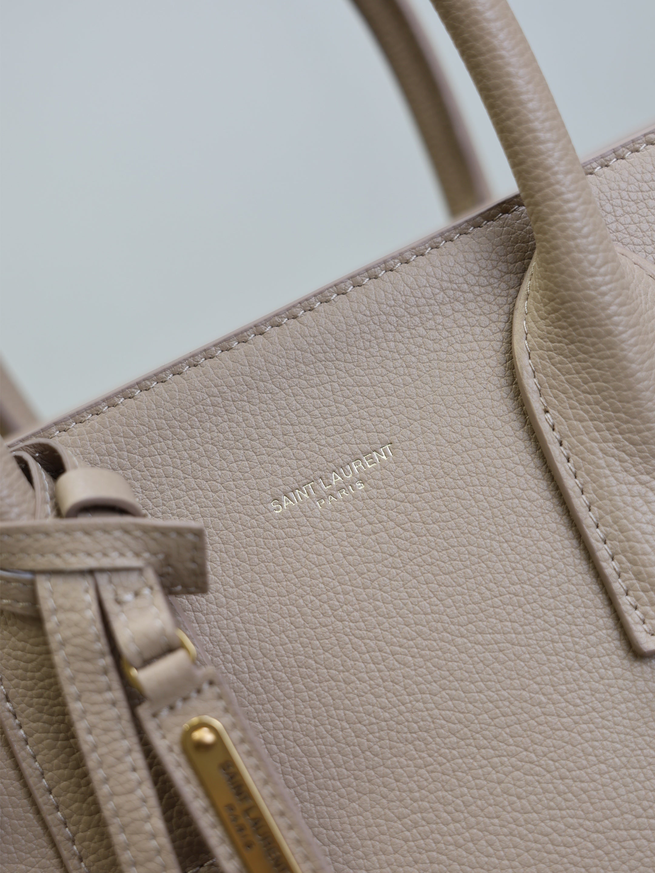 YSL 25S SAC DE JOUR GM 32 IN DARK BEIGE SUPPLE GRAINED CALFSKIN