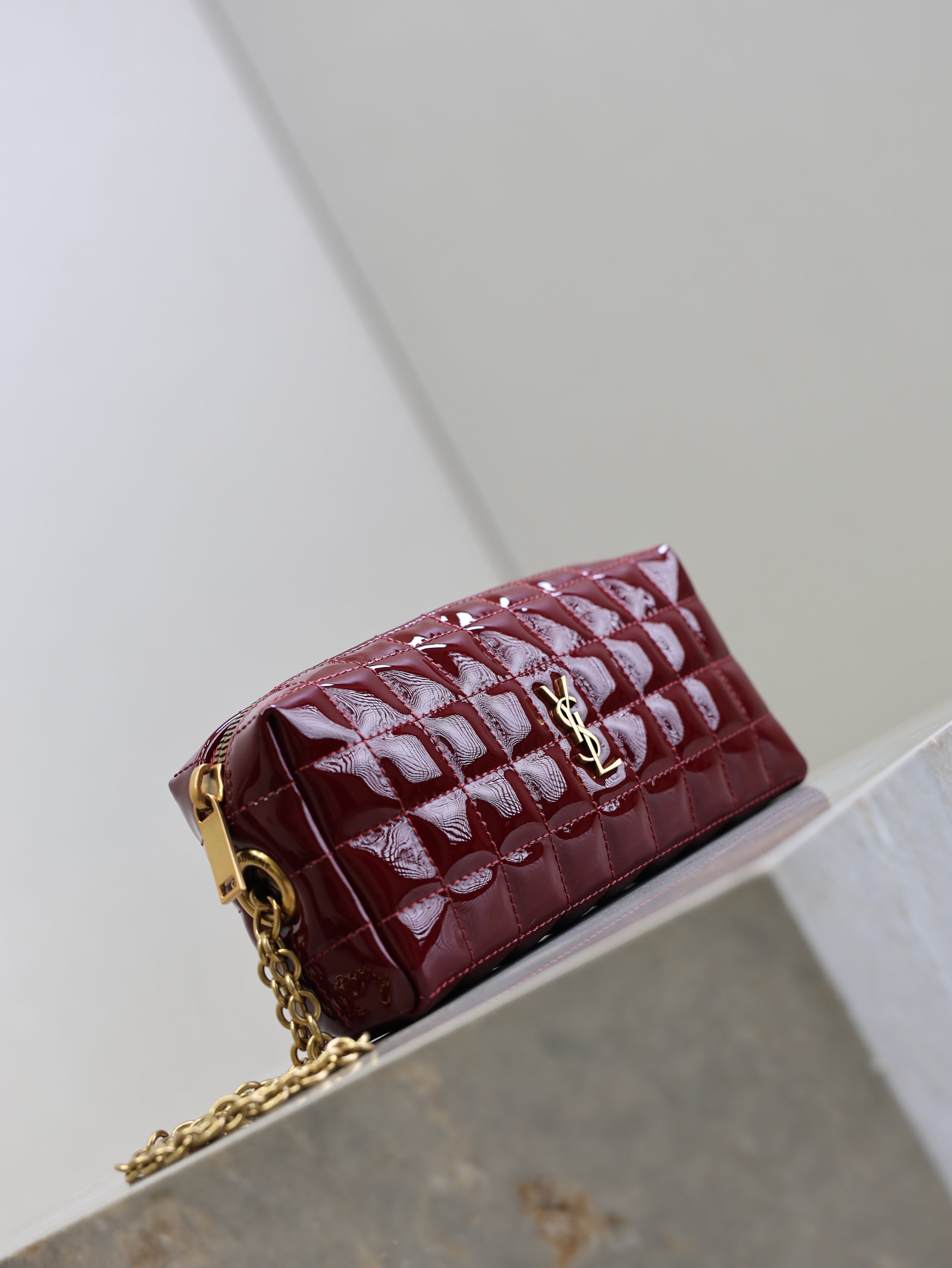 YSL 25S CASSANDRE MATELASSÉ CARRÉ POUCH ON CHAIN 18 IN DARK RED WINE SHINY CALFSKIN