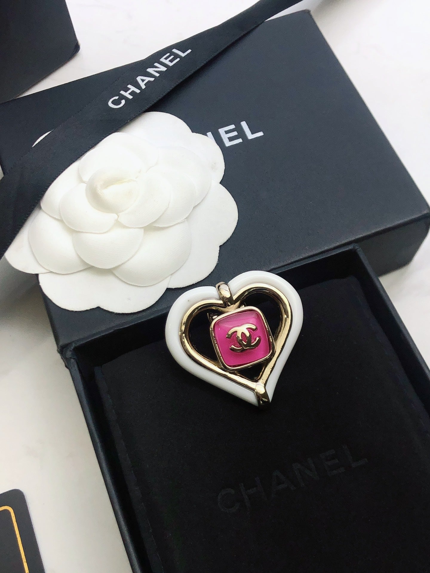 18K  Chanel Heart Brooch