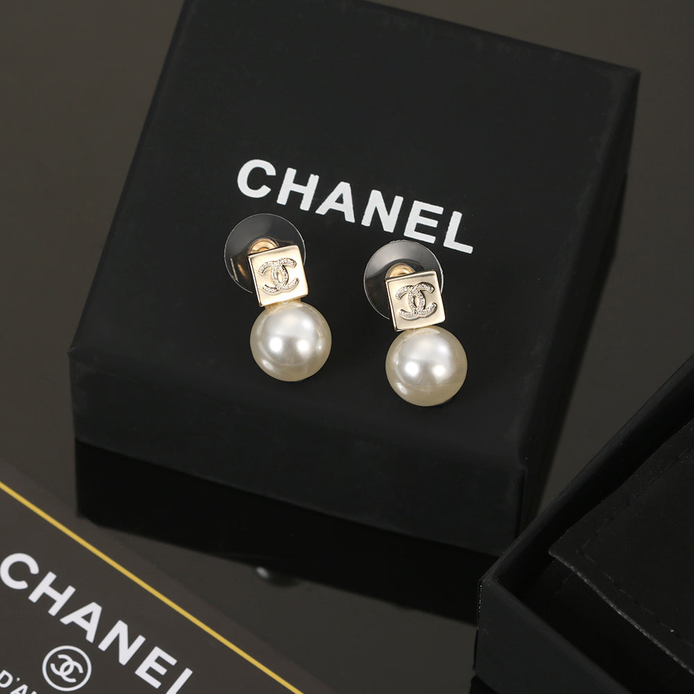 18K  Chanel Pearls Earrings