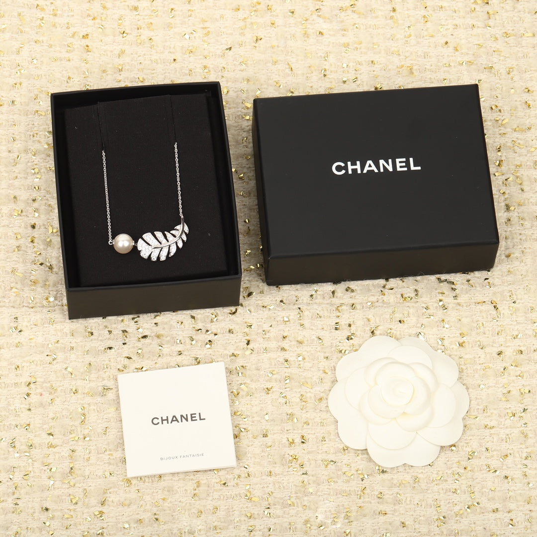 18K  Chanel Plume De Necklace