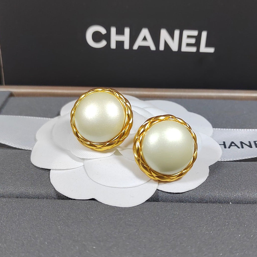 18K  Chanel Round Pearl Earrings