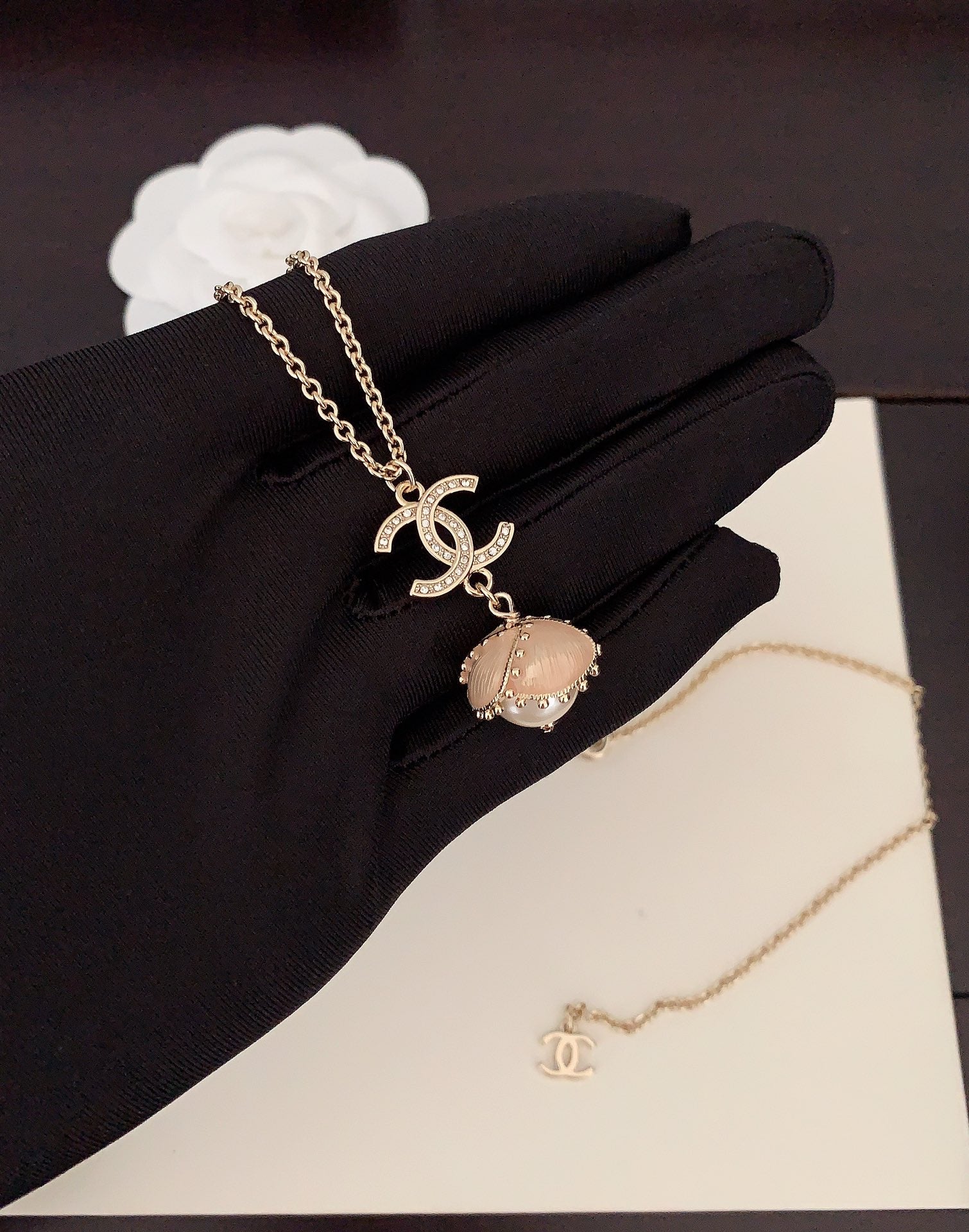 18K  Chanel Pearls Flower Necklace