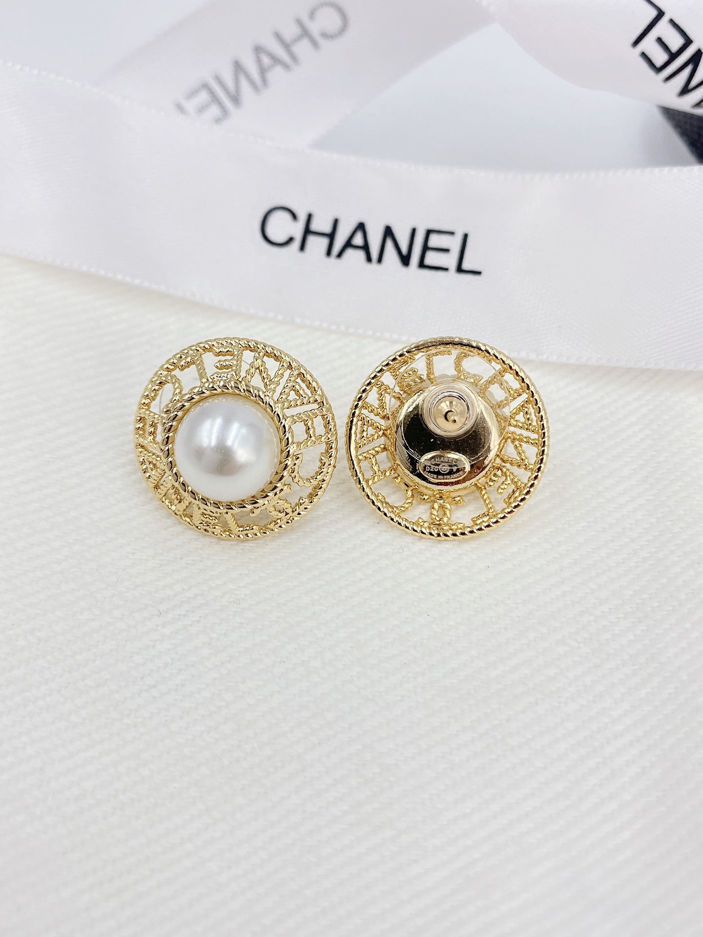 18K  Chanel Pearl Round Earrings