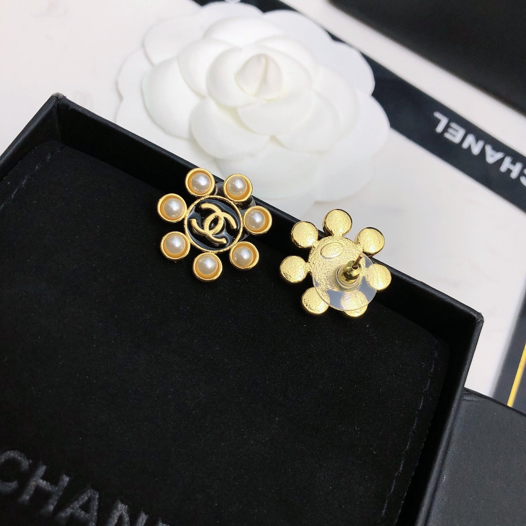 18K  Chanel Flower Pearls Earrings